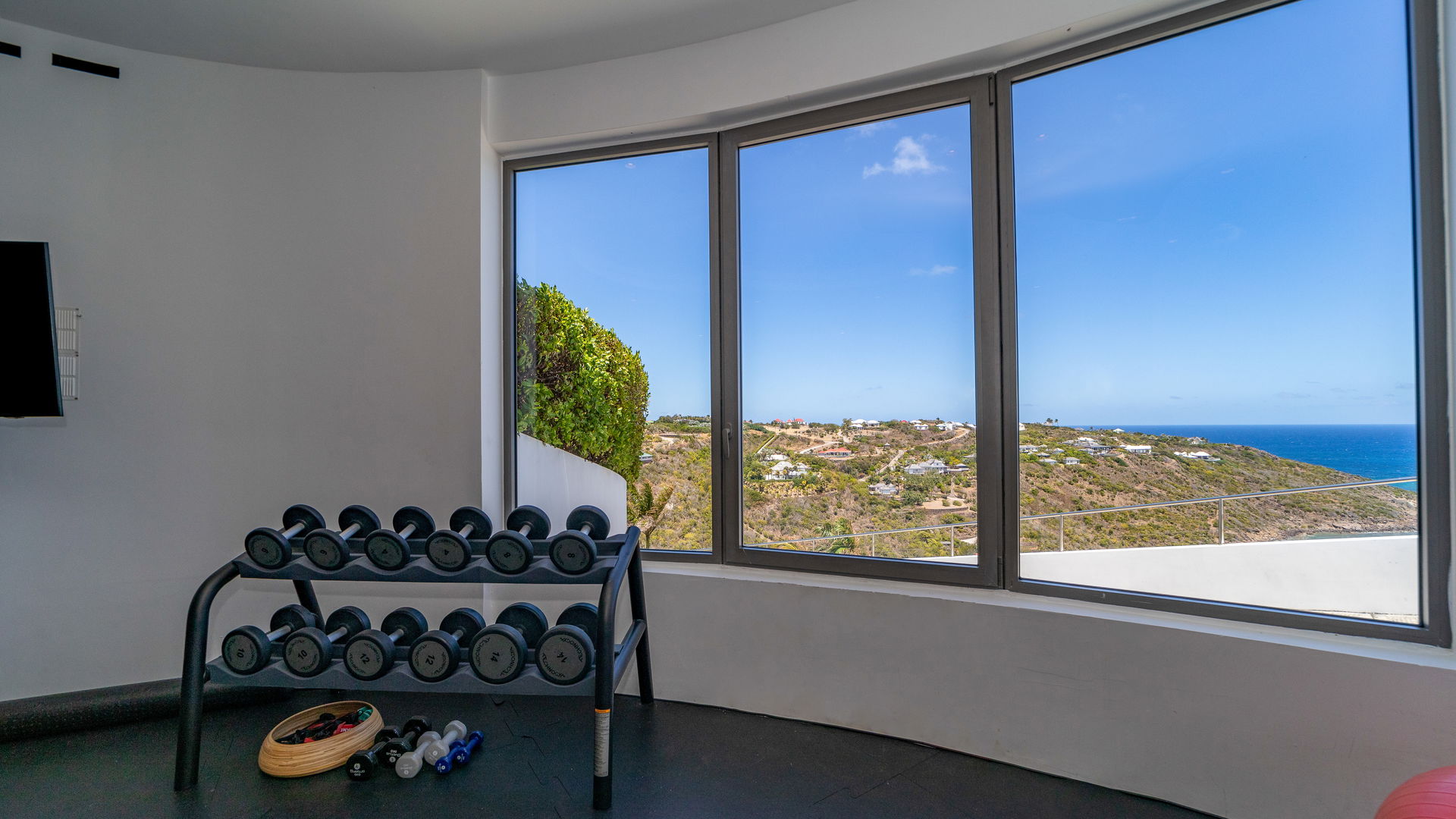 FITNESS ROOM