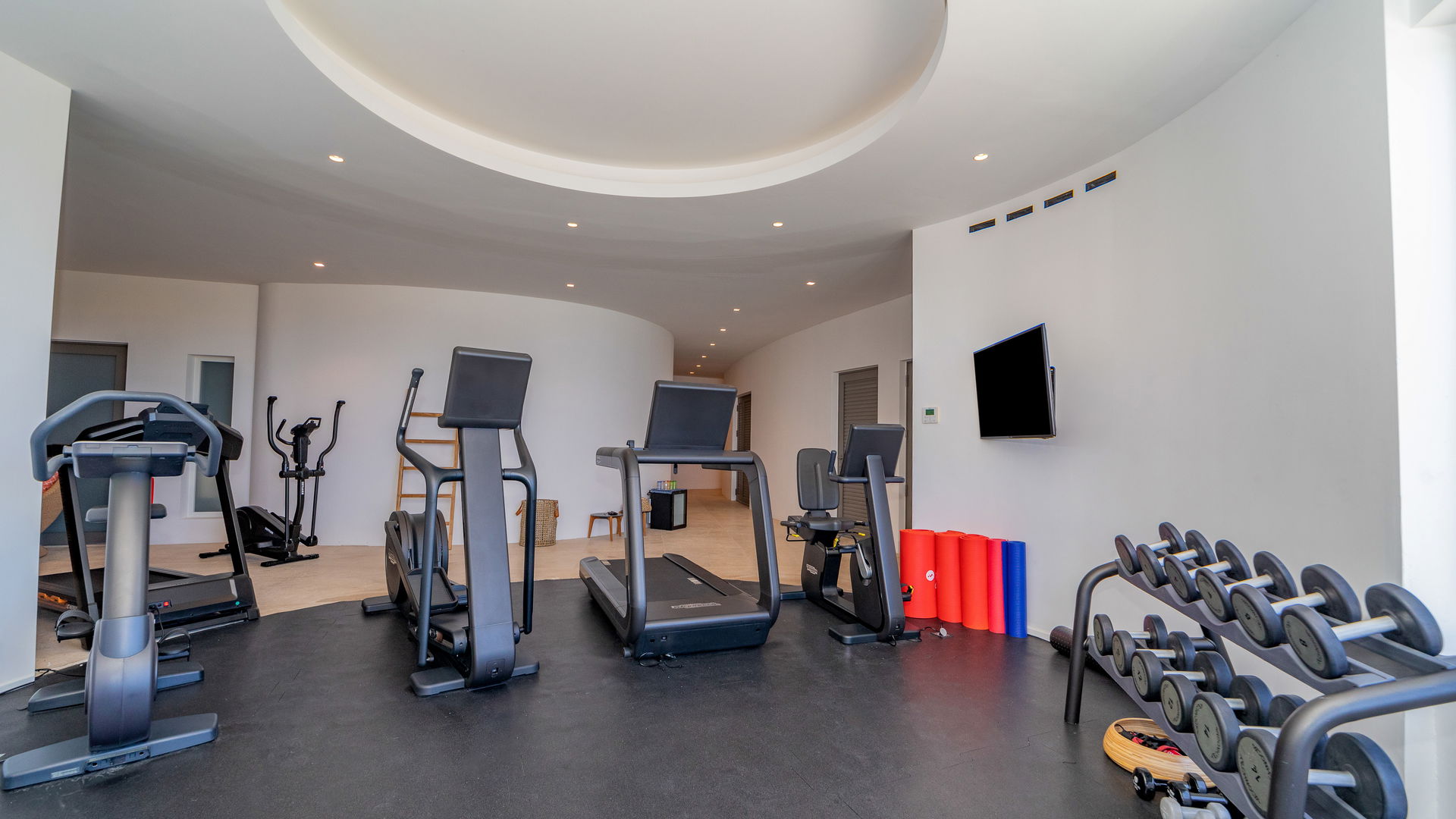FITNESS ROOM
