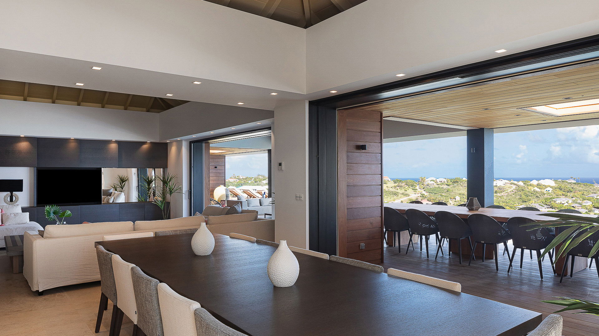 KITCHEN & DINING AREA