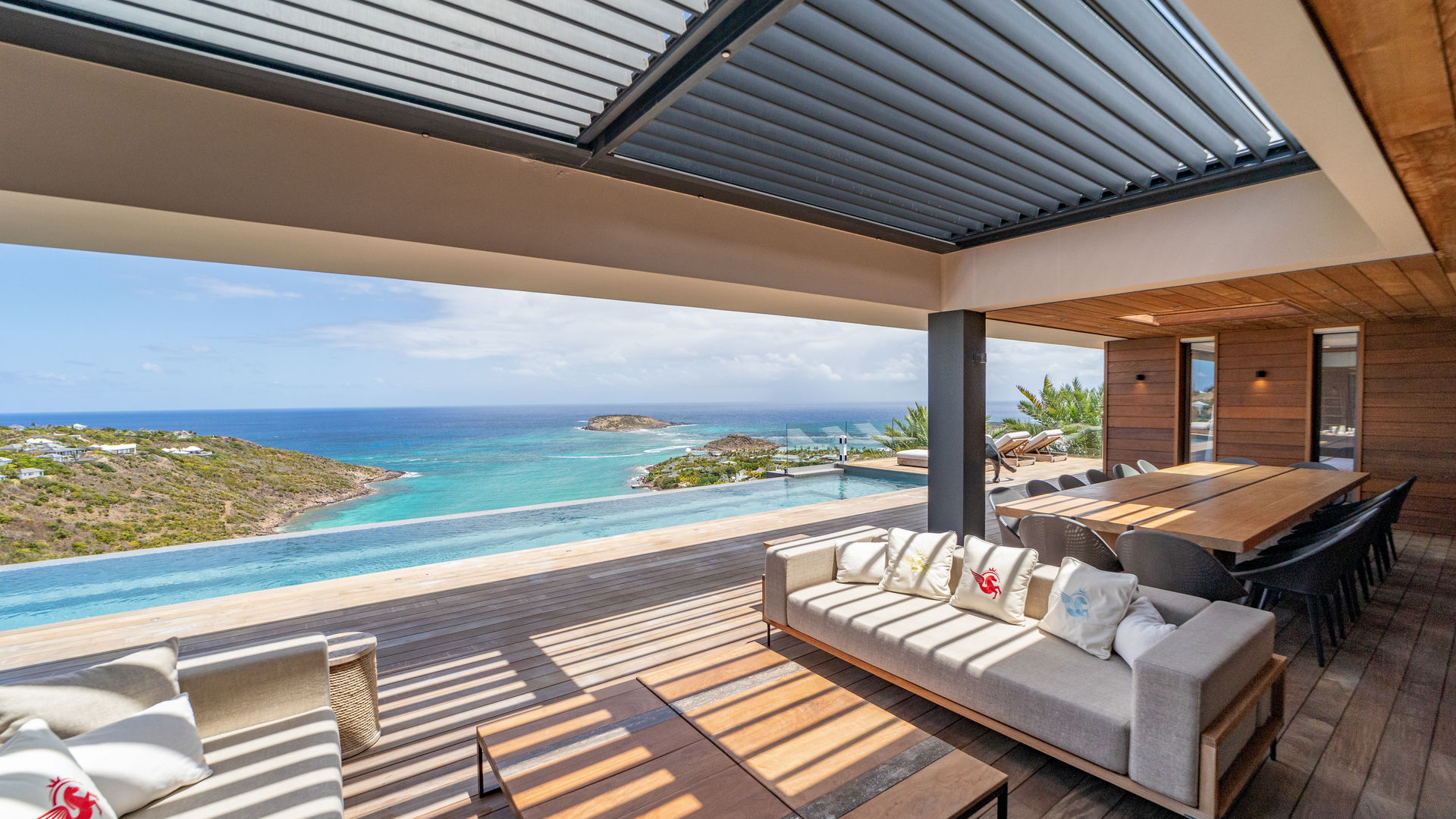 OUTDOOR LOUNGE AREA