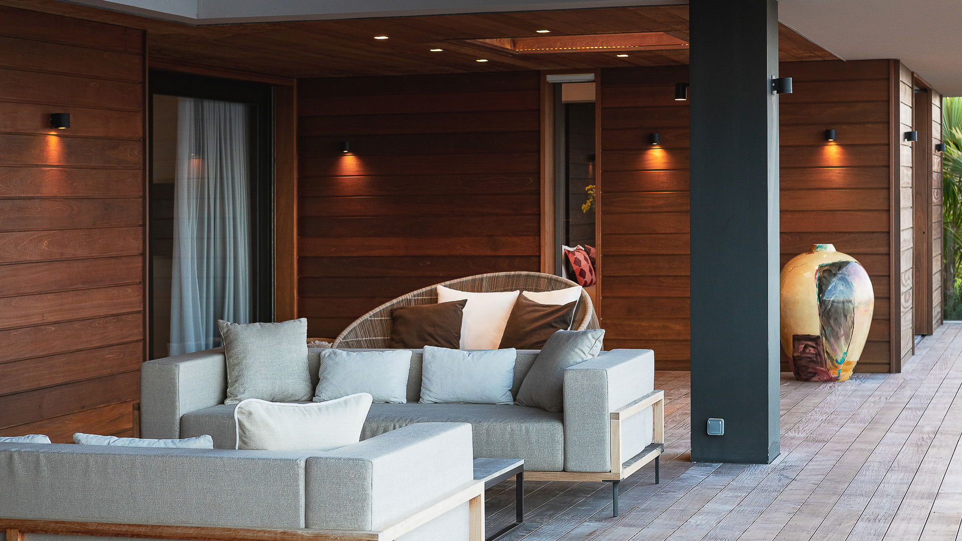 OUTDOOR LOUNGE AREA