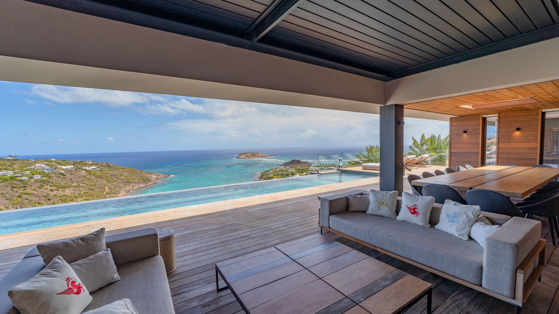 OUTDOOR LOUNGE AREA