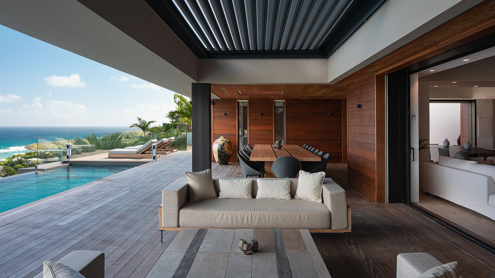 OUTDOOR LOUNGE AREA