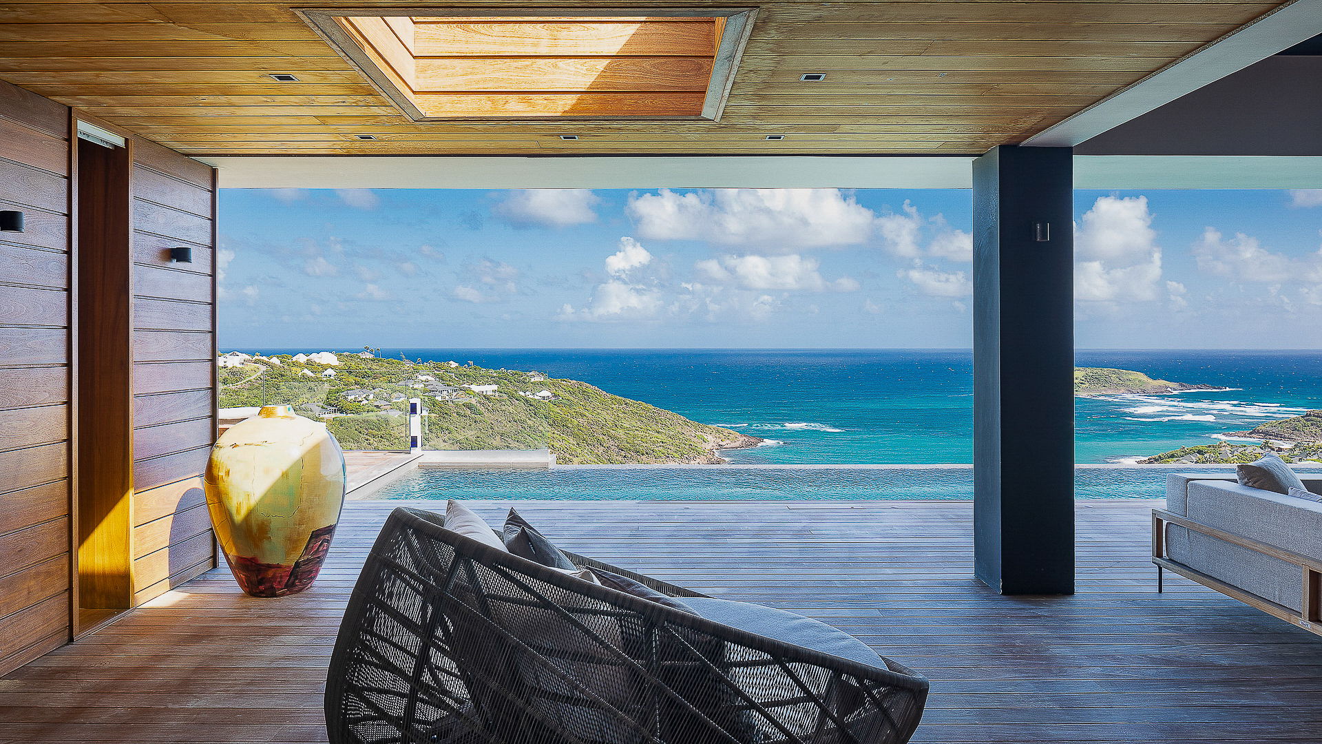 OUTDOOR LOUNGE AREA