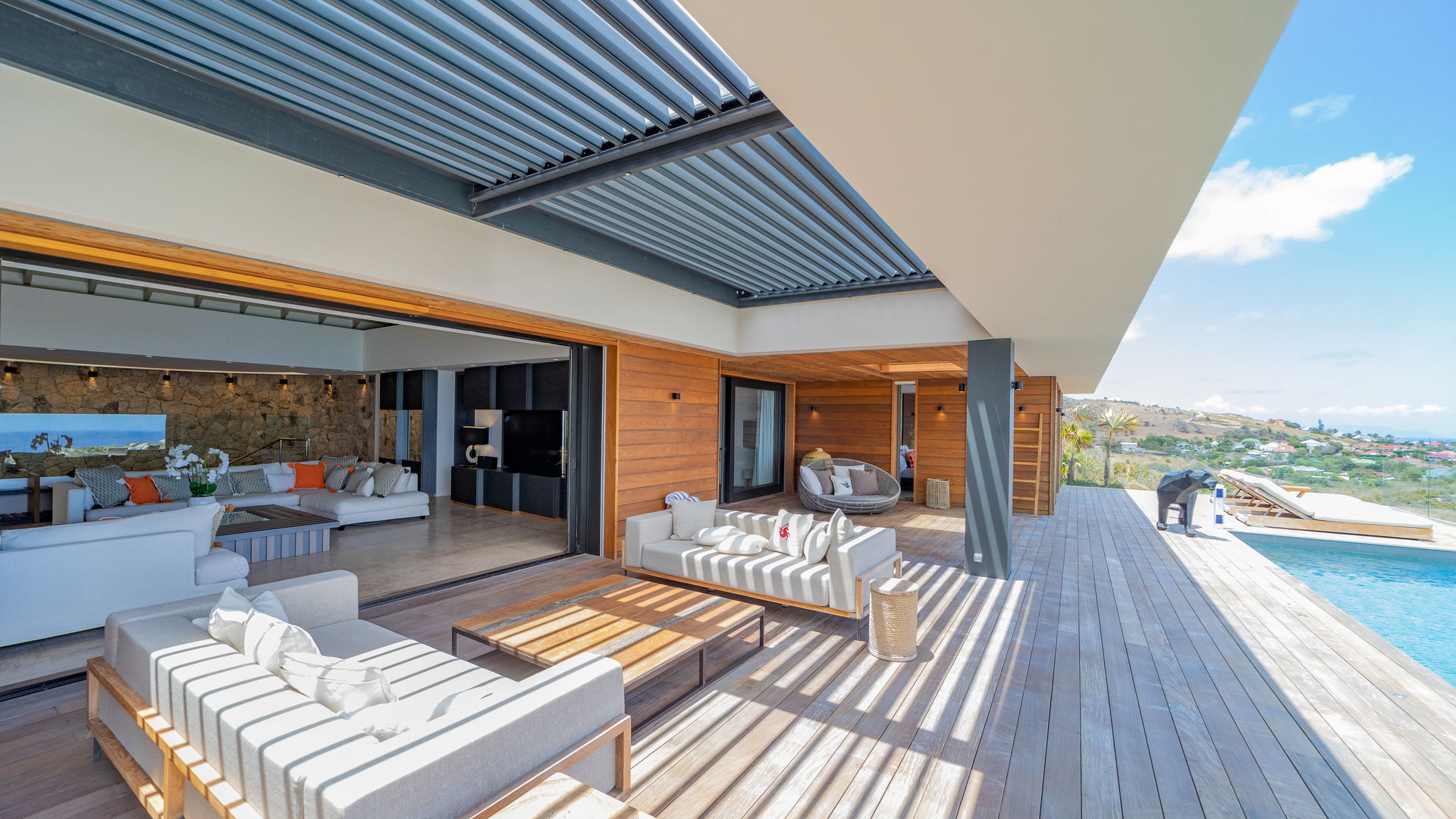 OUTDOOR LOUNGE AREA
