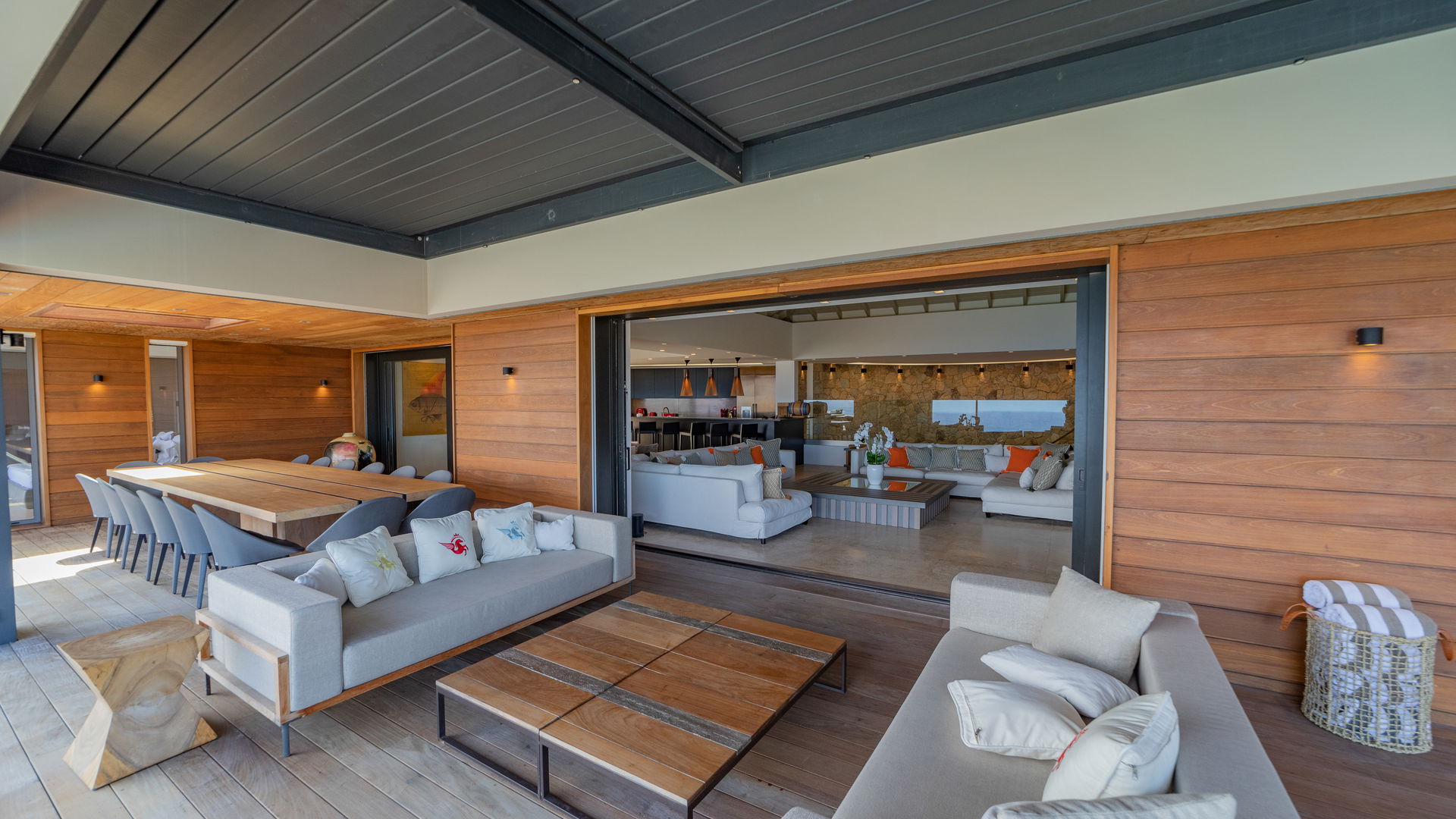 OUTDOOR LOUNGE AREA