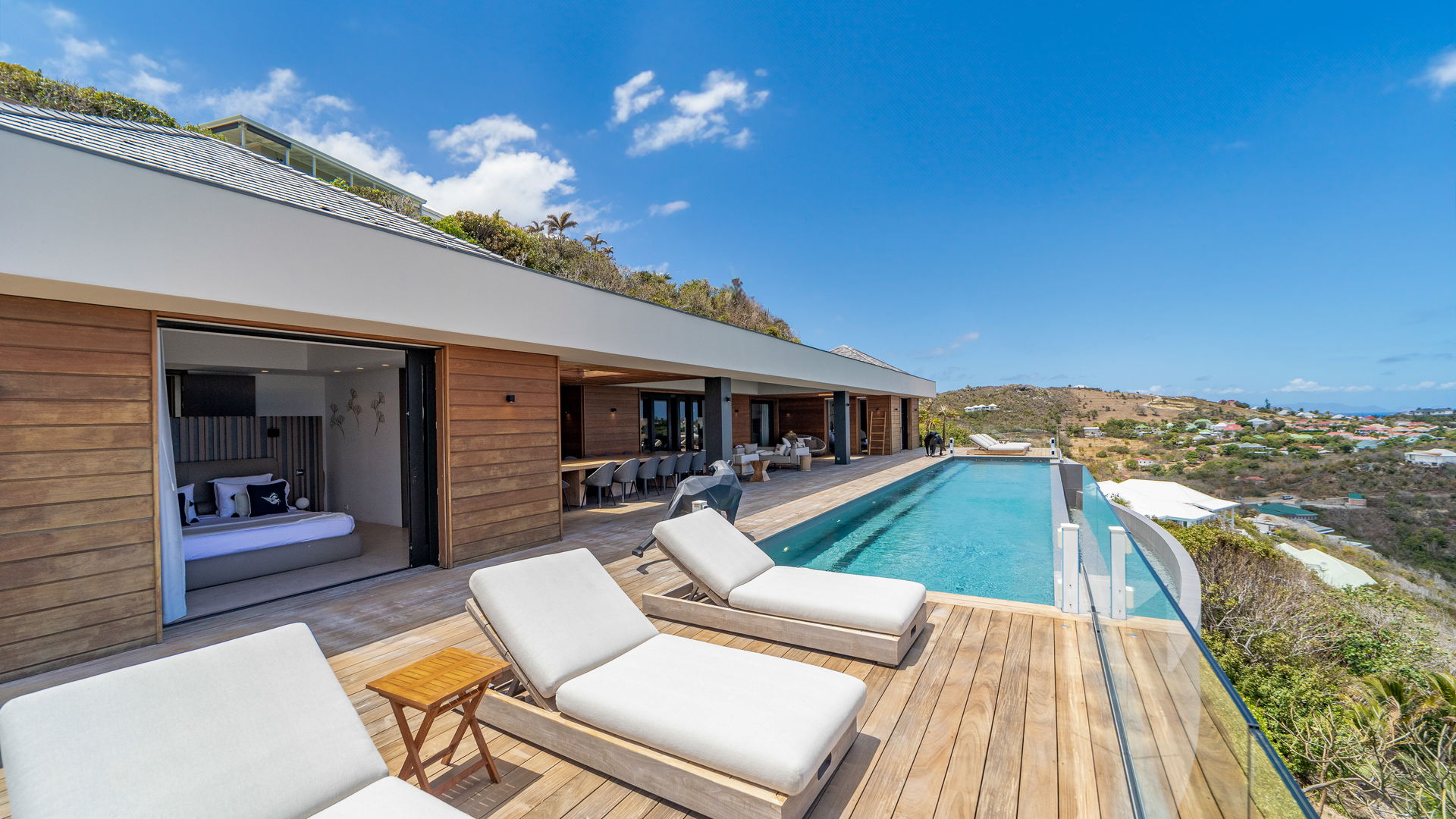 POOL & TERRACE