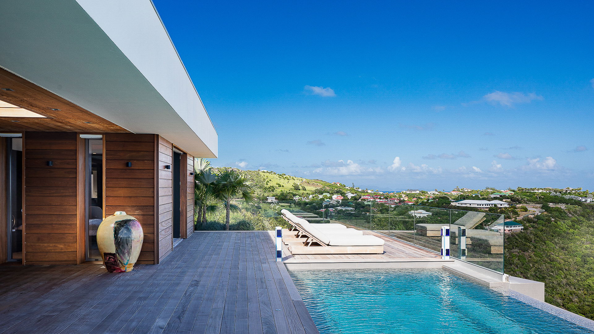 POOL & TERRACE