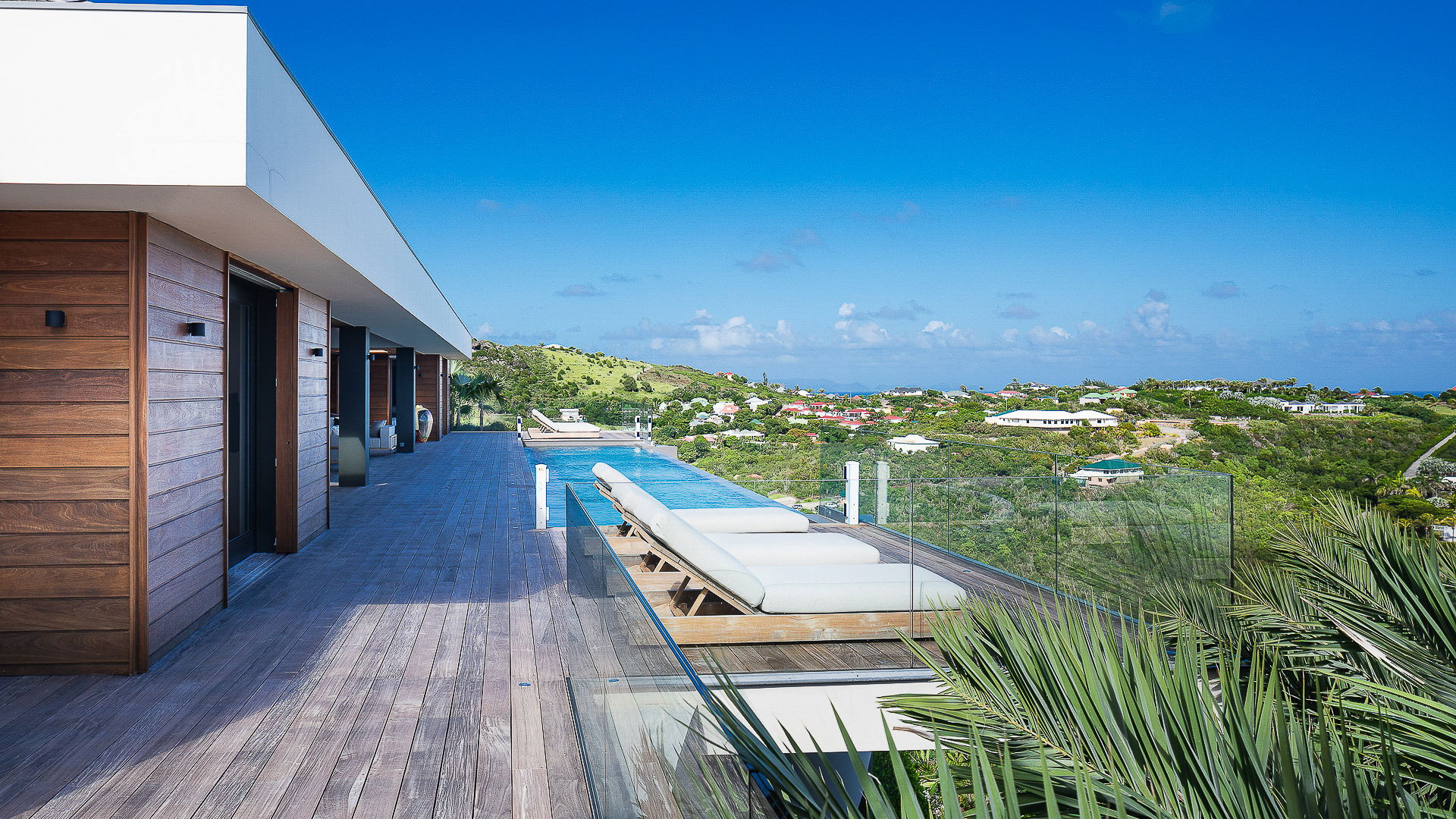 POOL & TERRACE