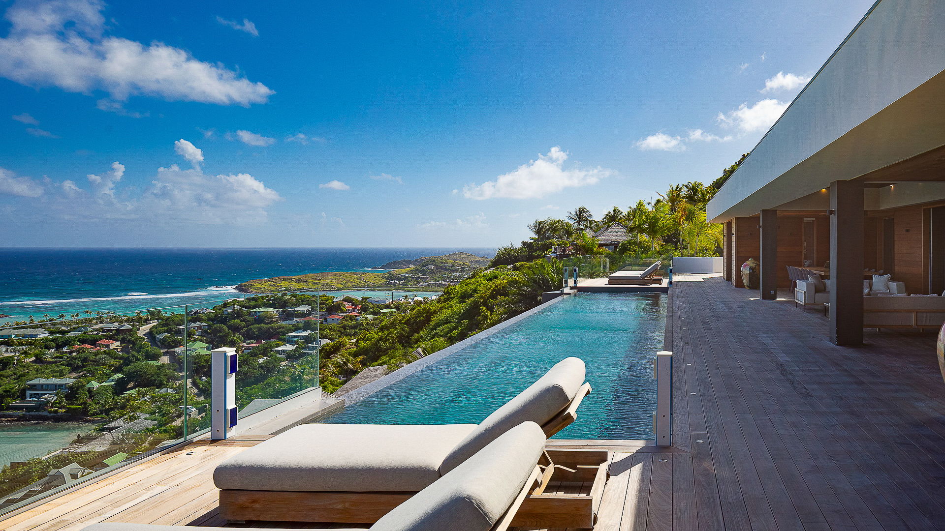 POOL & TERRACE