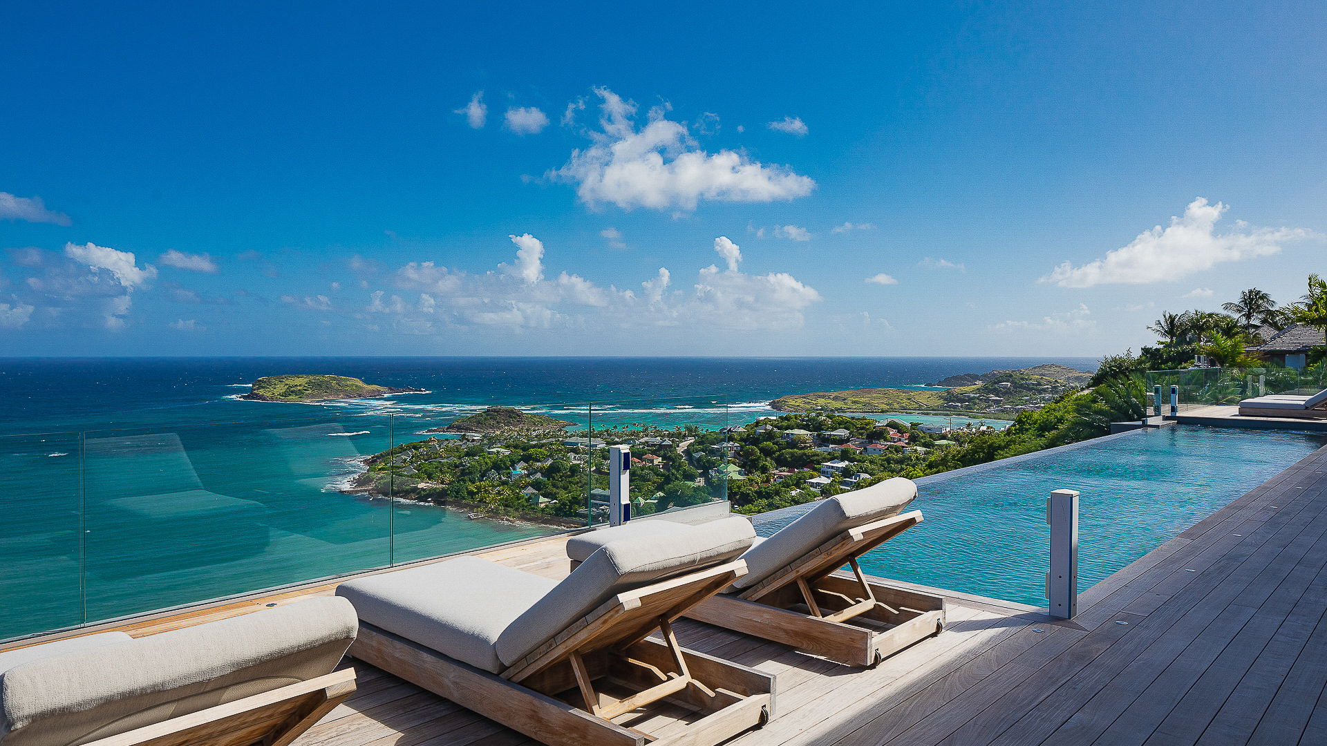 POOL & TERRACE