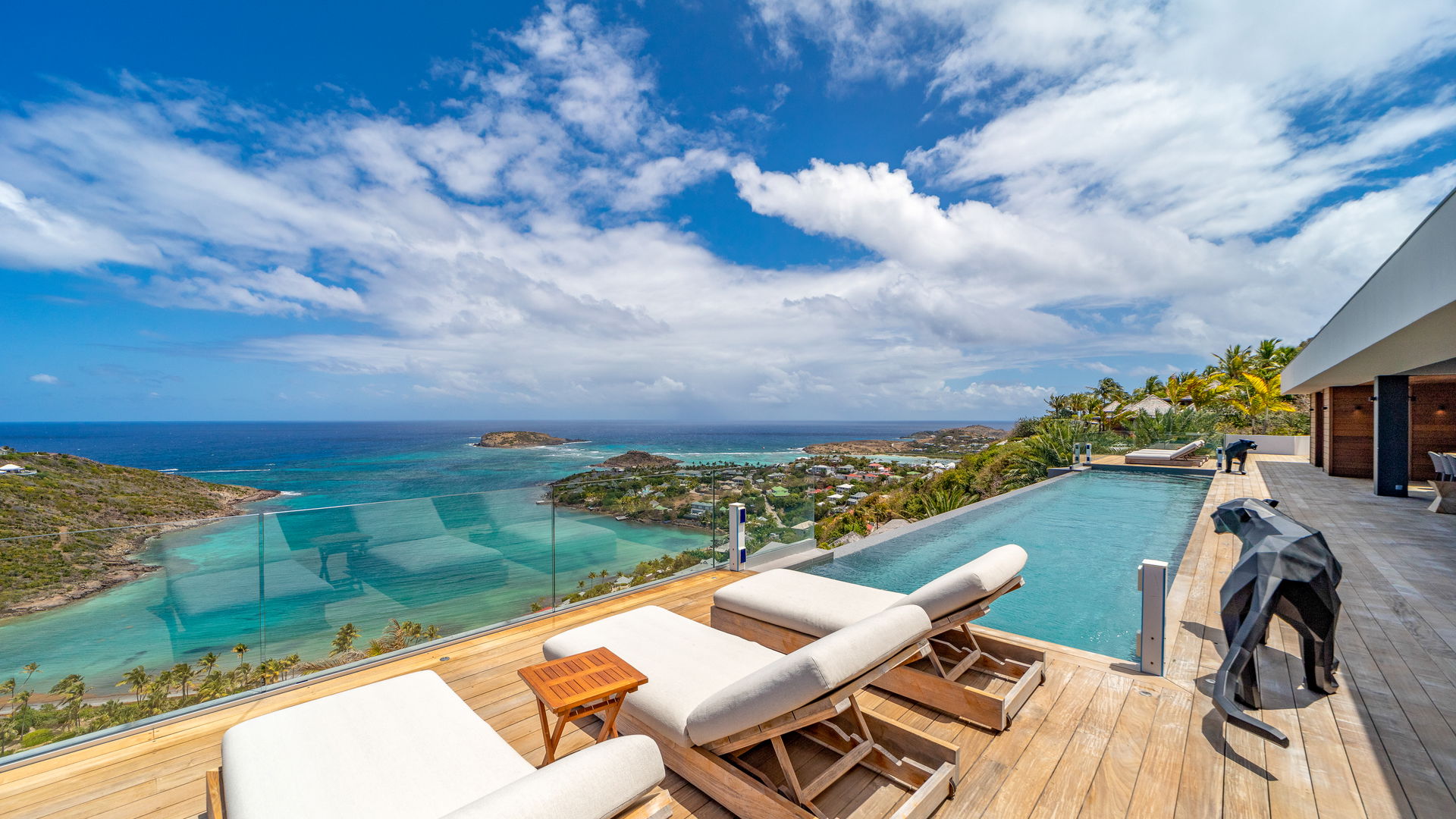 POOL & TERRACE