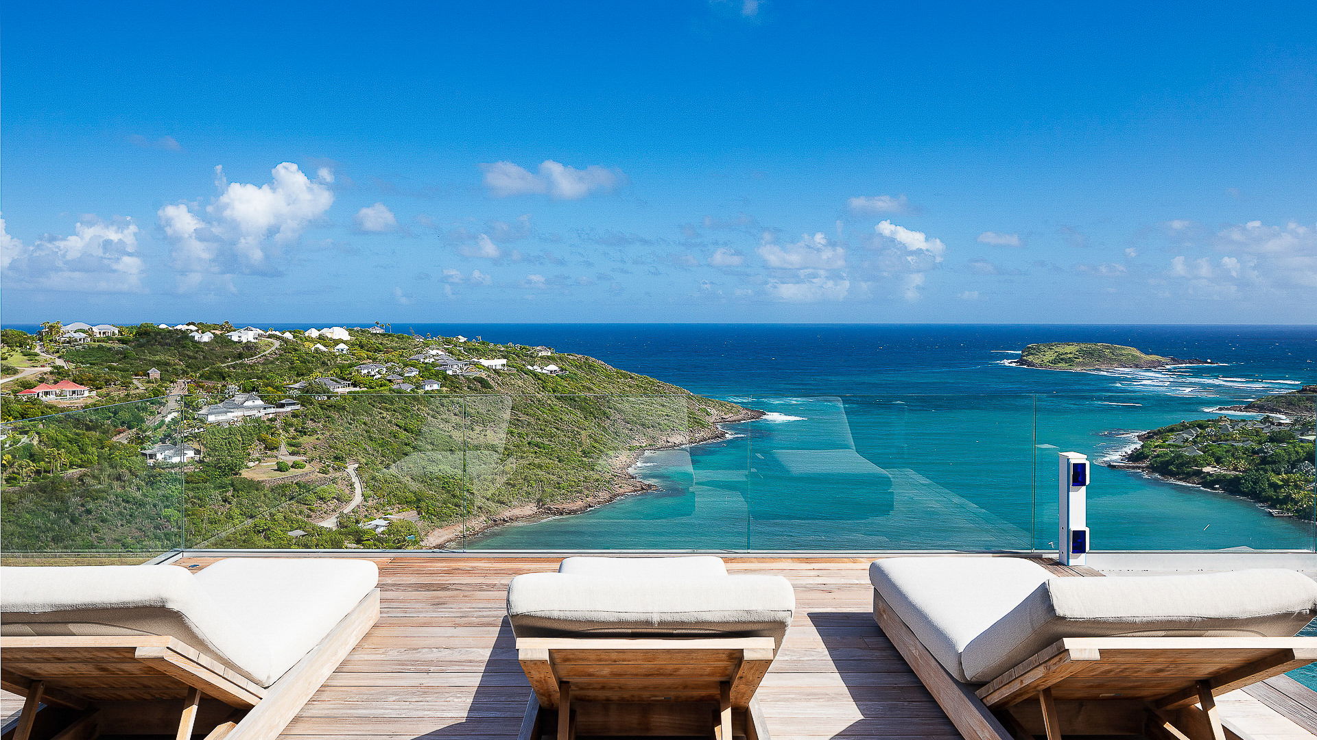 POOL & TERRACE