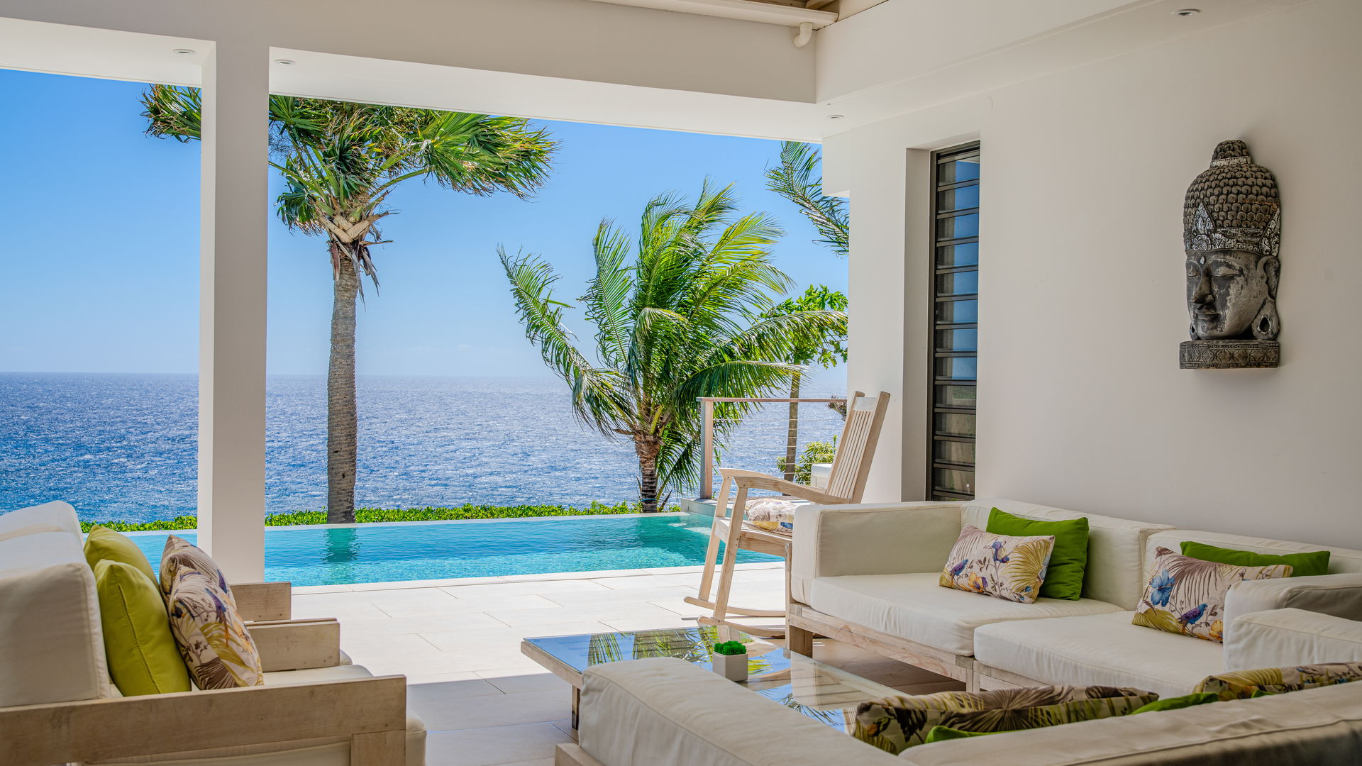 OUTDOOR LOUNGE AREA