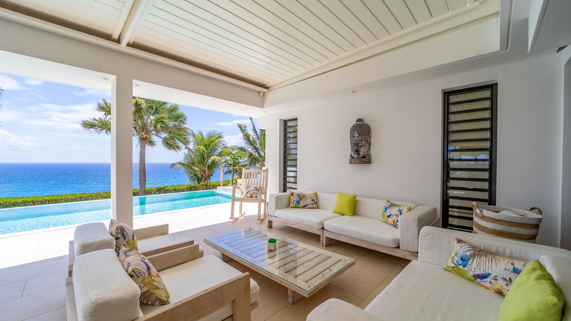 OUTDOOR LOUNGE AREA
