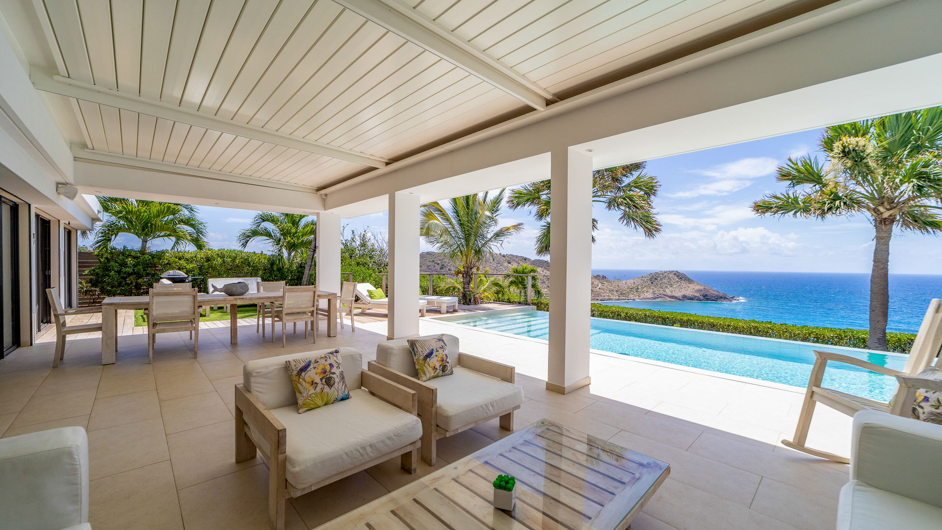 OUTDOOR LOUNGE AREA