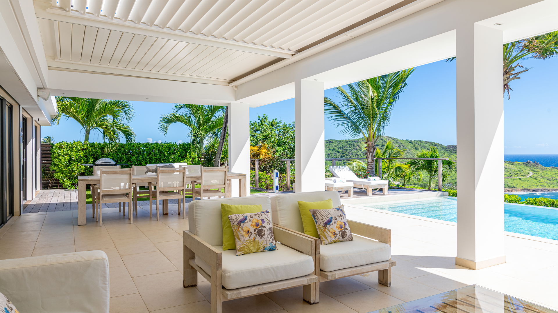 OUTDOOR LOUNGE AREA