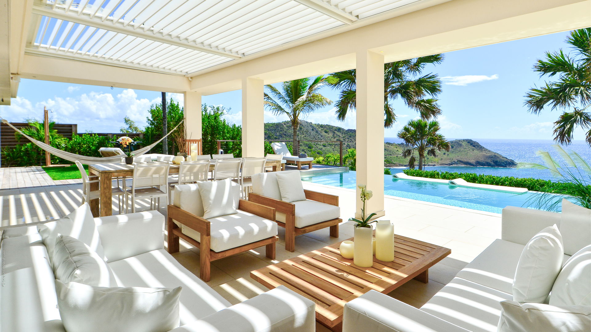 OUTDOOR LOUNGE AREA