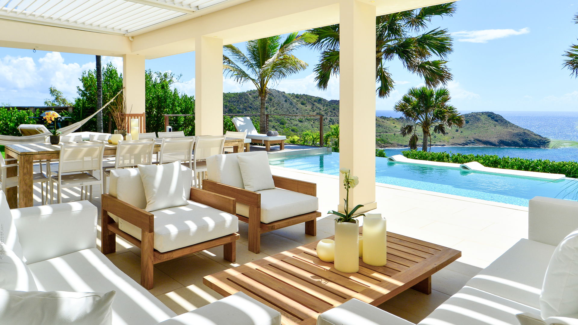 OUTDOOR LOUNGE AREA