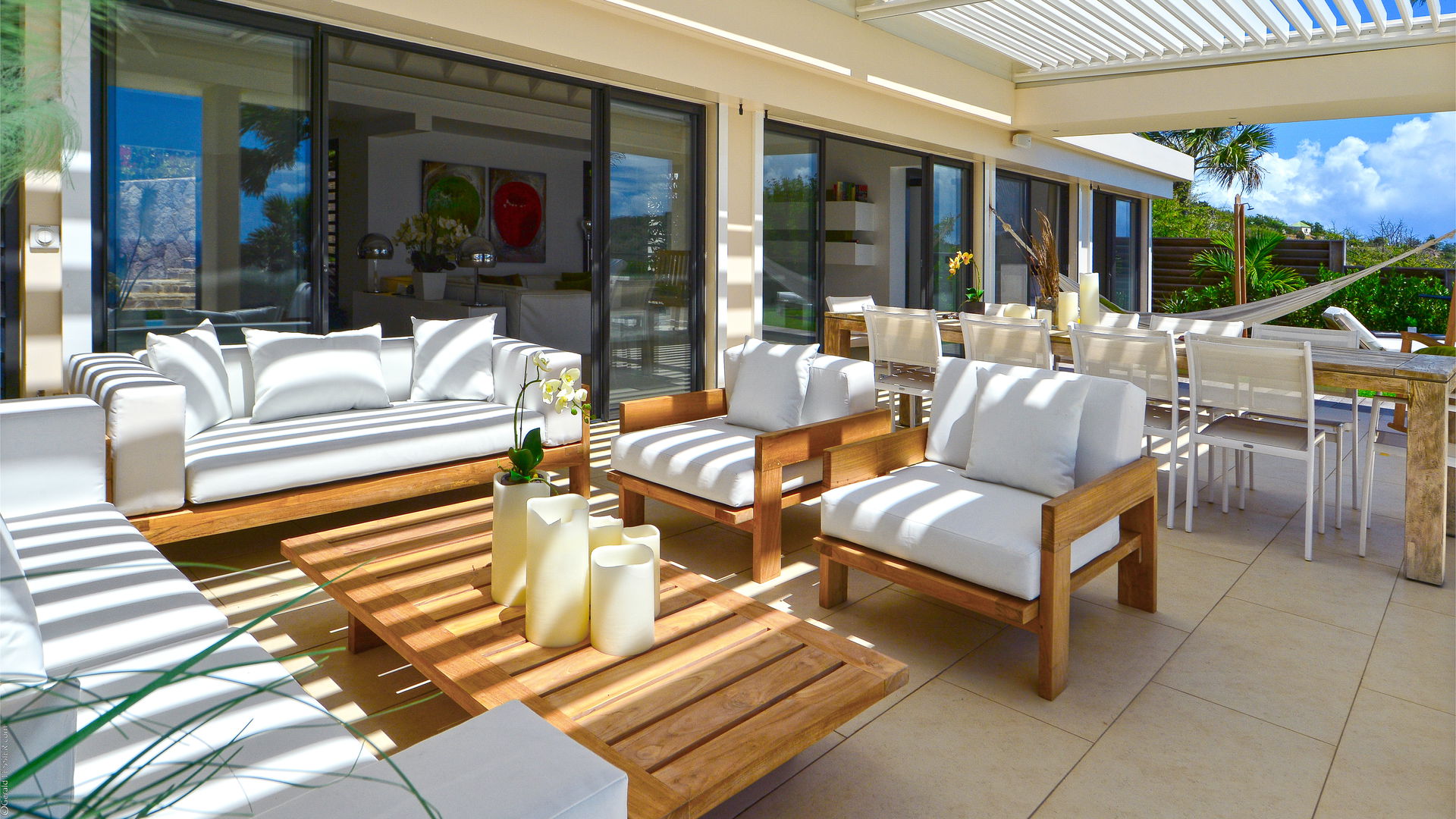 OUTDOOR LOUNGE AREA