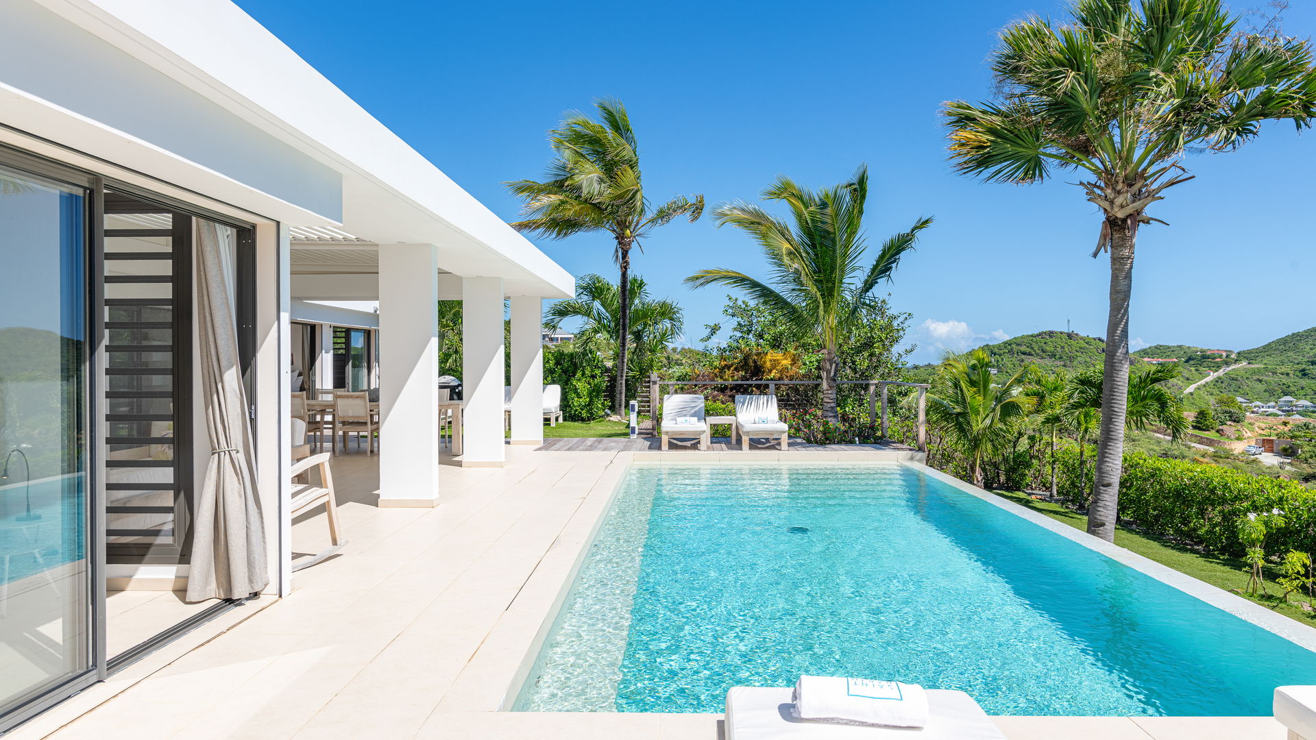 POOL & TERRACE