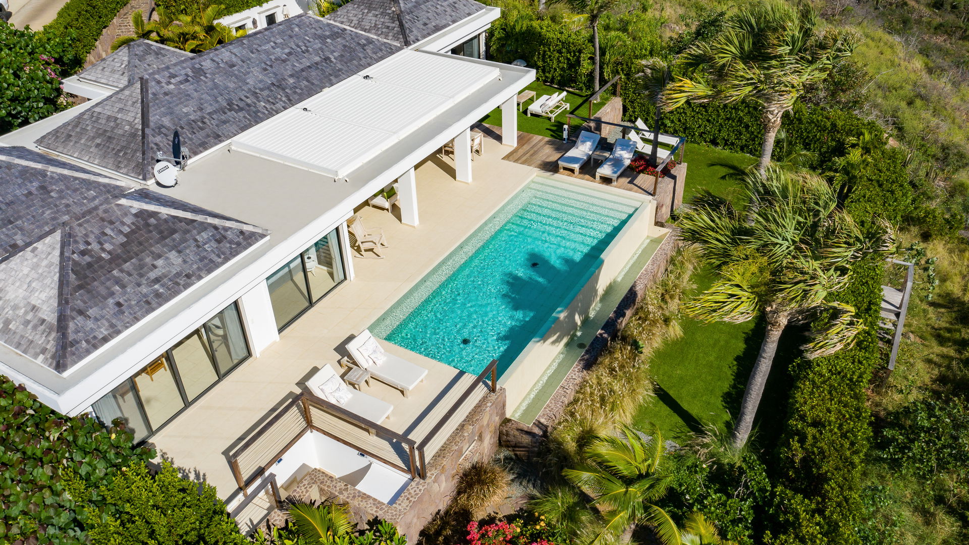 POOL & TERRACE