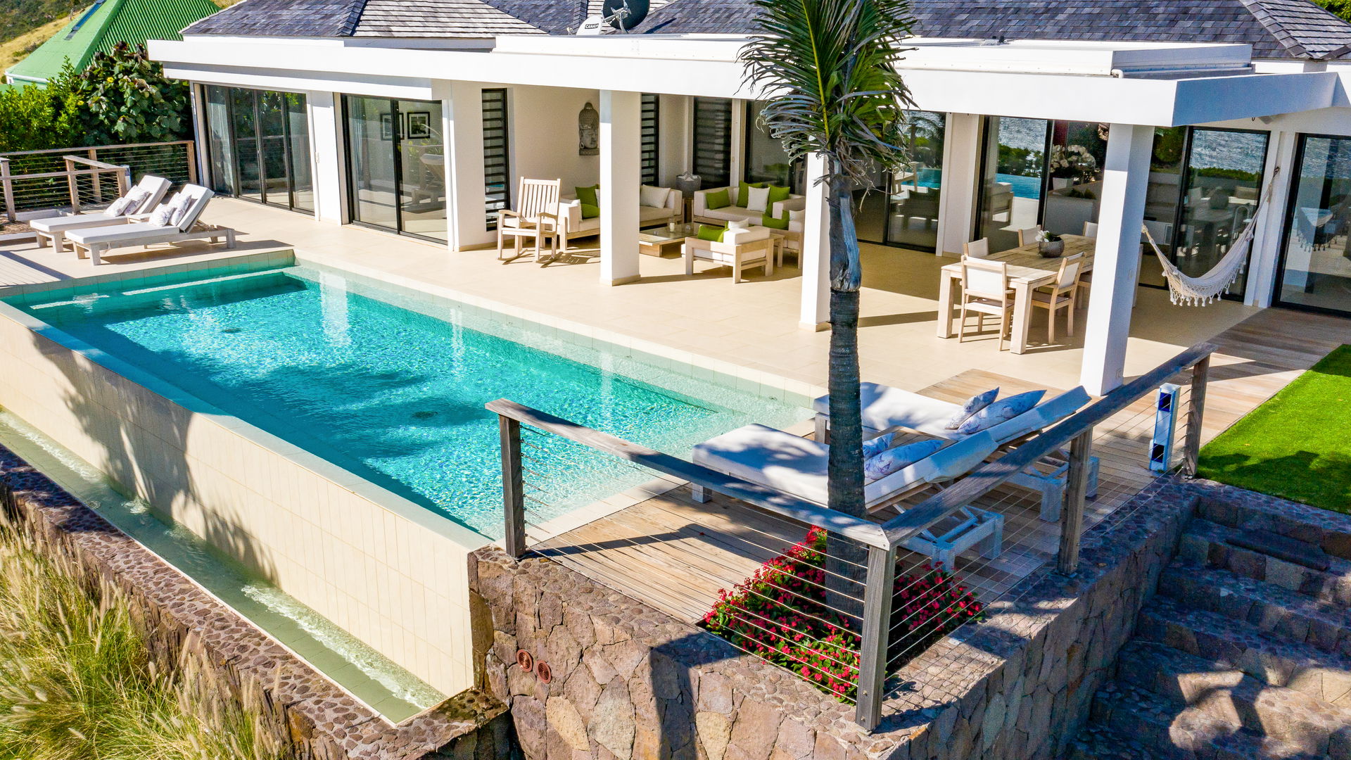 POOL & TERRACE