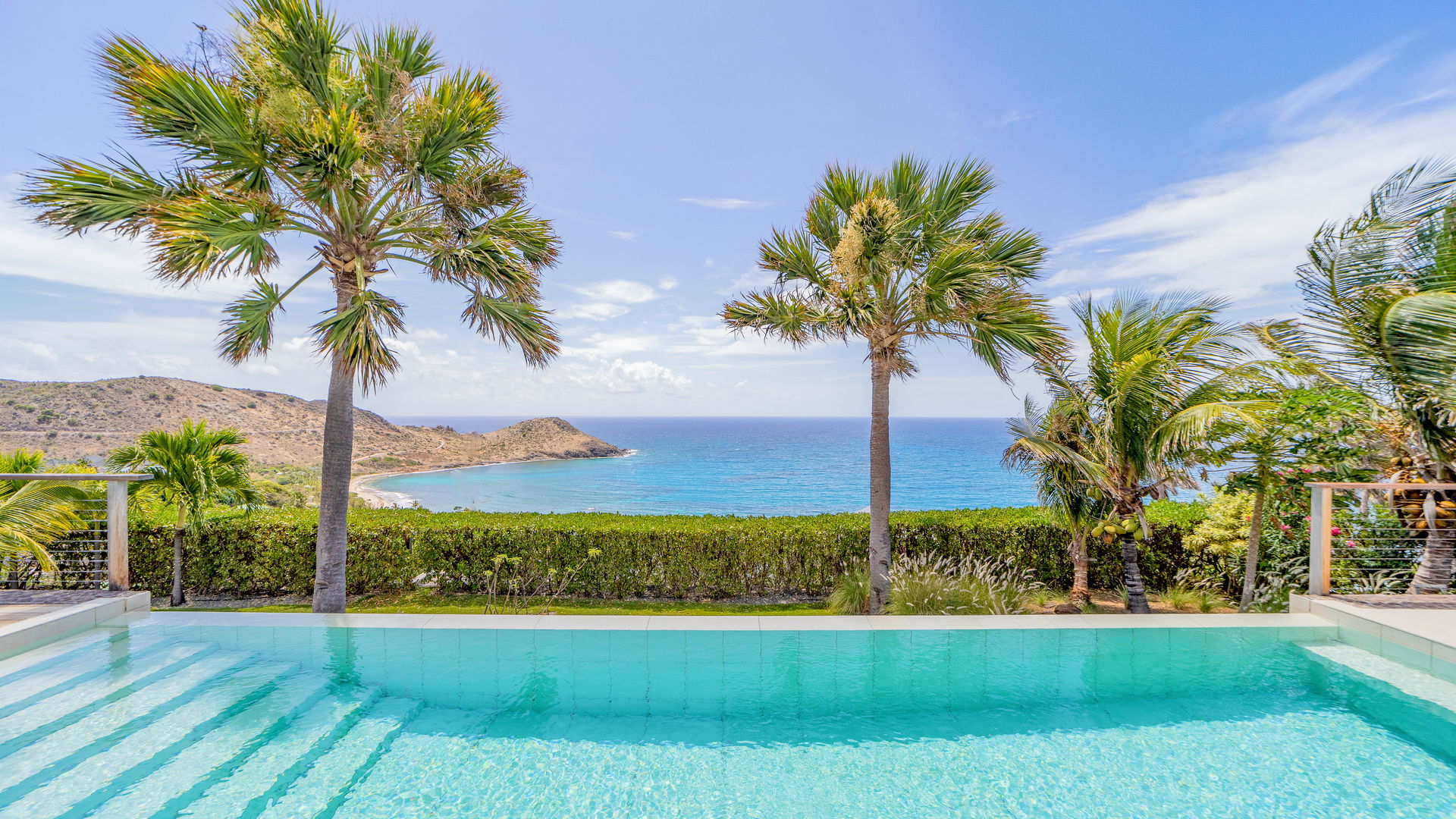 POOL & TERRACE