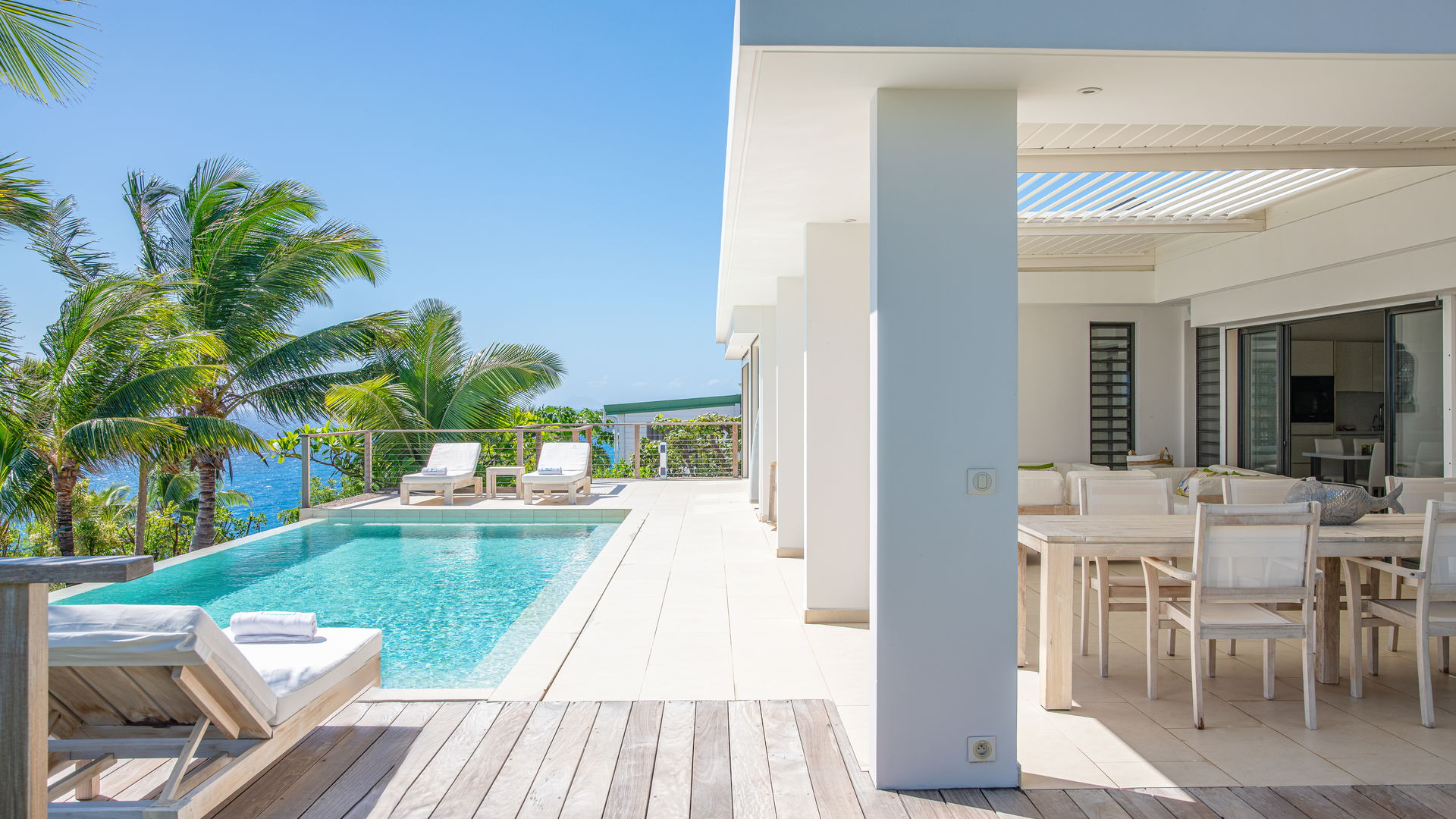 POOL & TERRACE