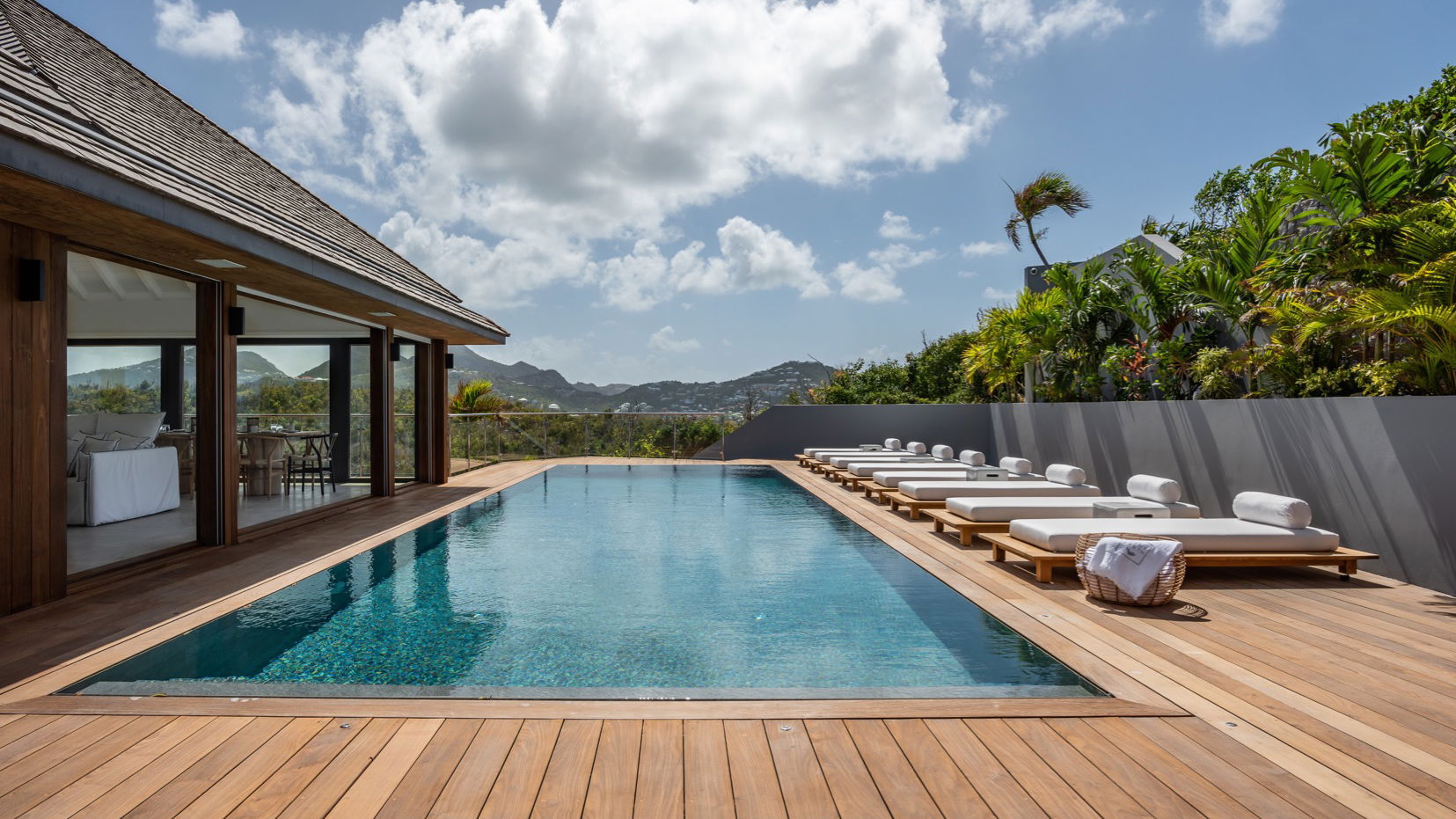 POOL & TERRACE