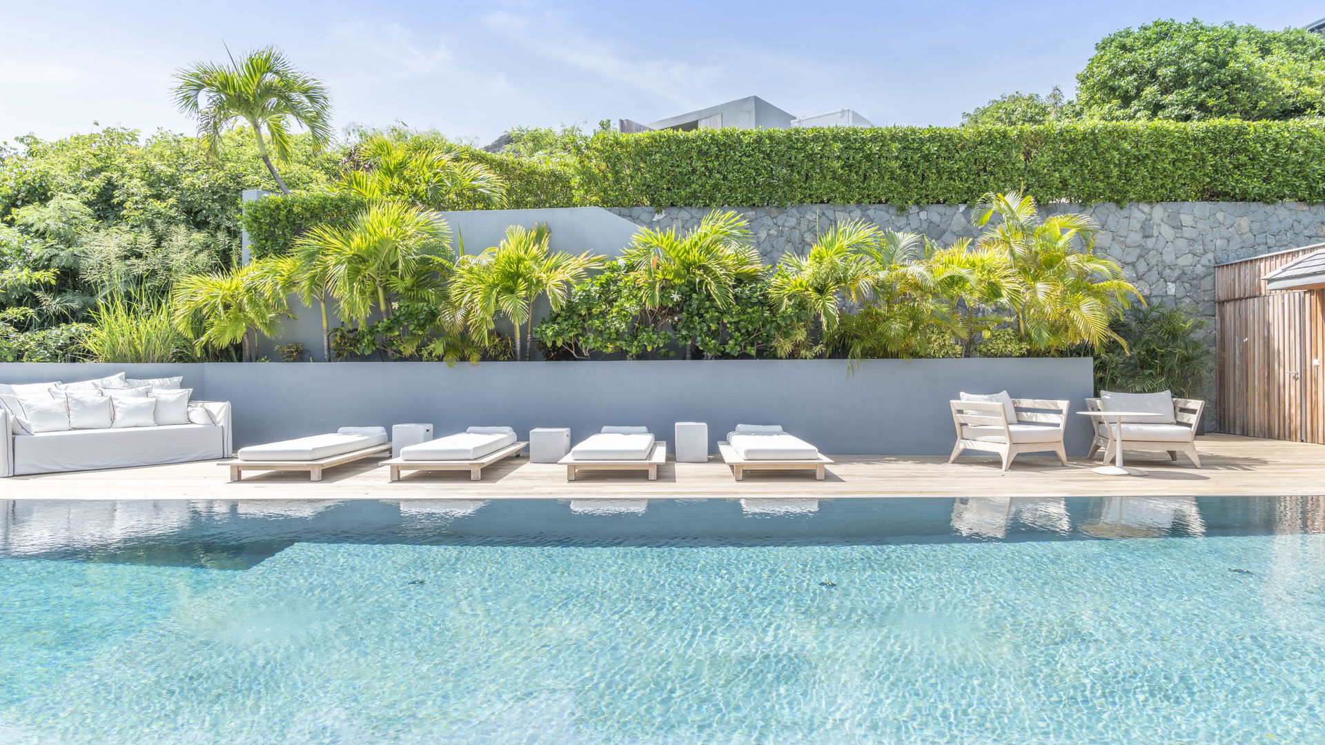 POOL & TERRACE