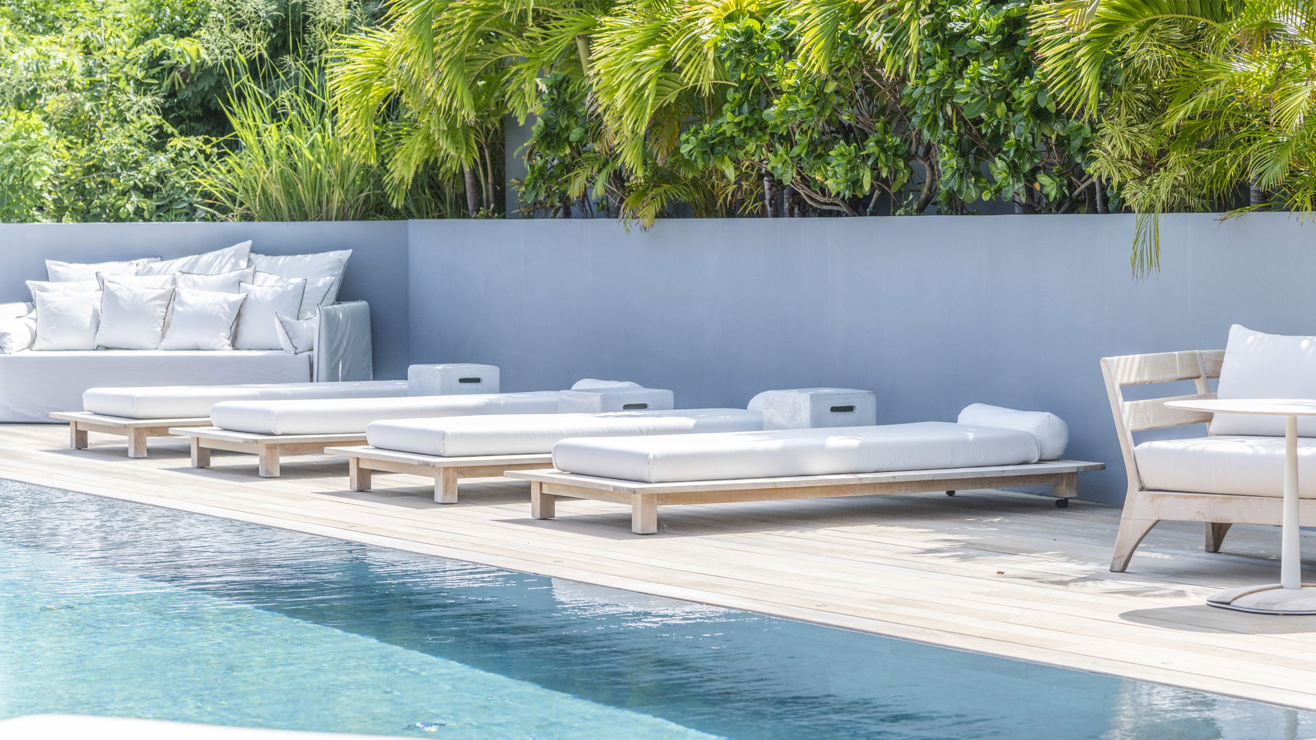 POOL & TERRACE