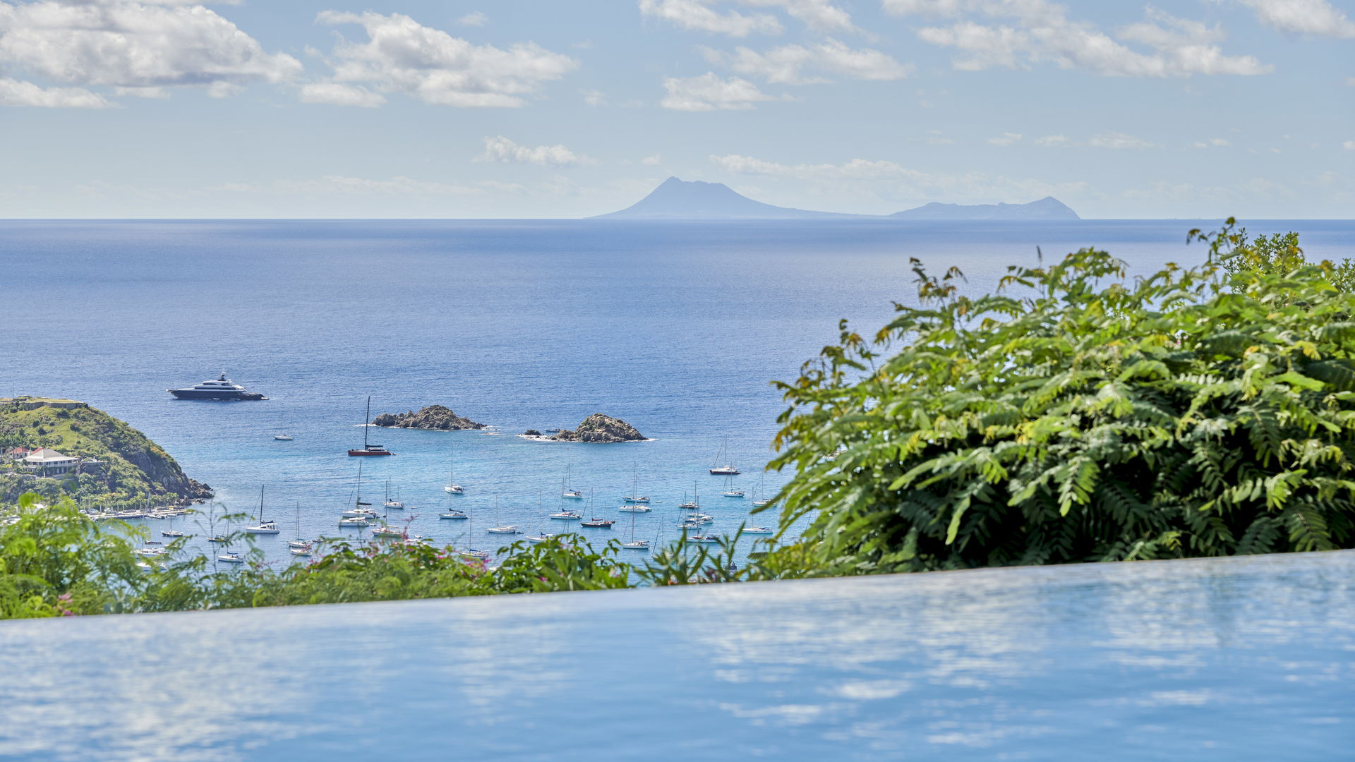 POOL & TERRACE