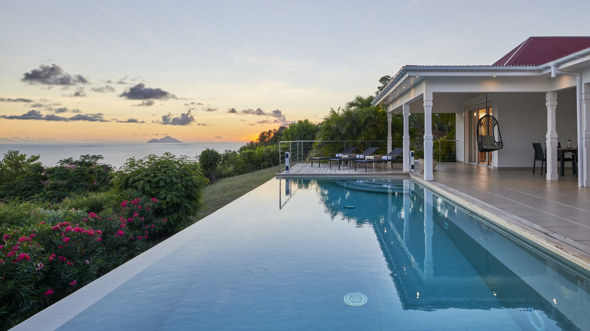 POOL & TERRACE