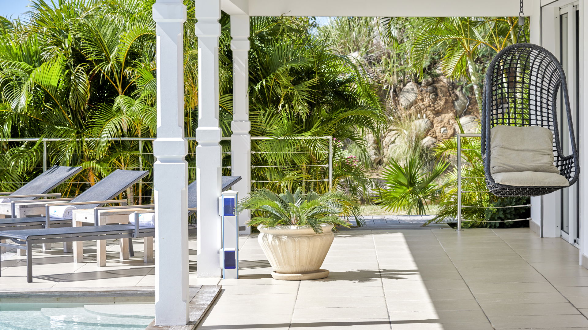 POOL & TERRACE