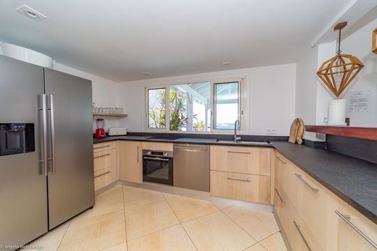 VILLA LAGON ROSE KITCHEN & DINING AREA 1