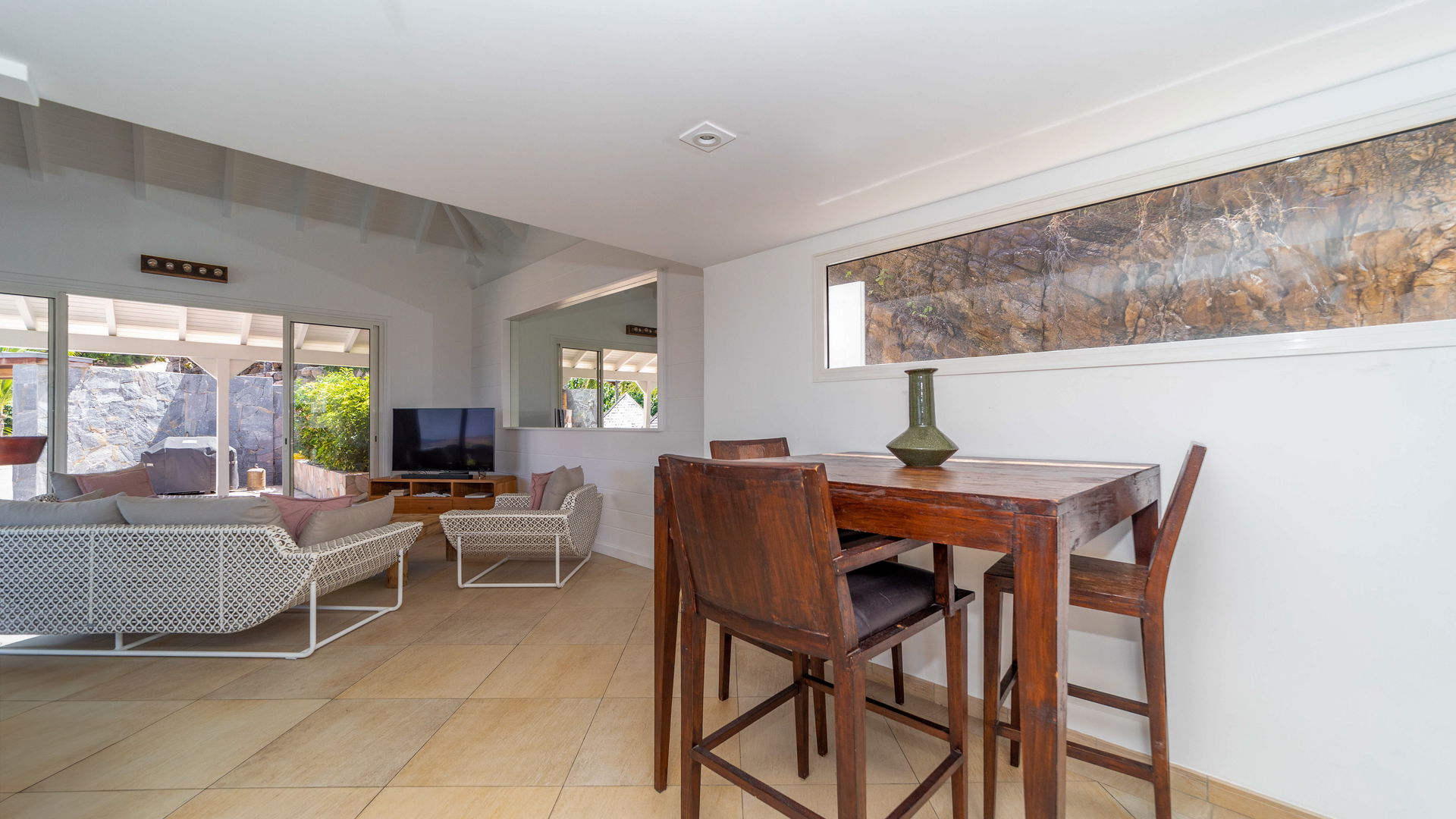 KITCHEN & DINING AREA