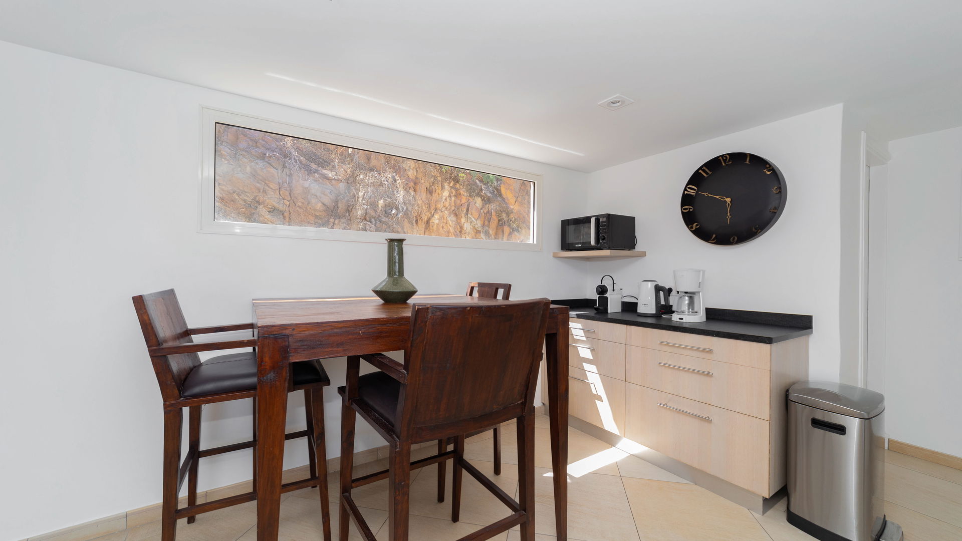 KITCHEN & DINING AREA