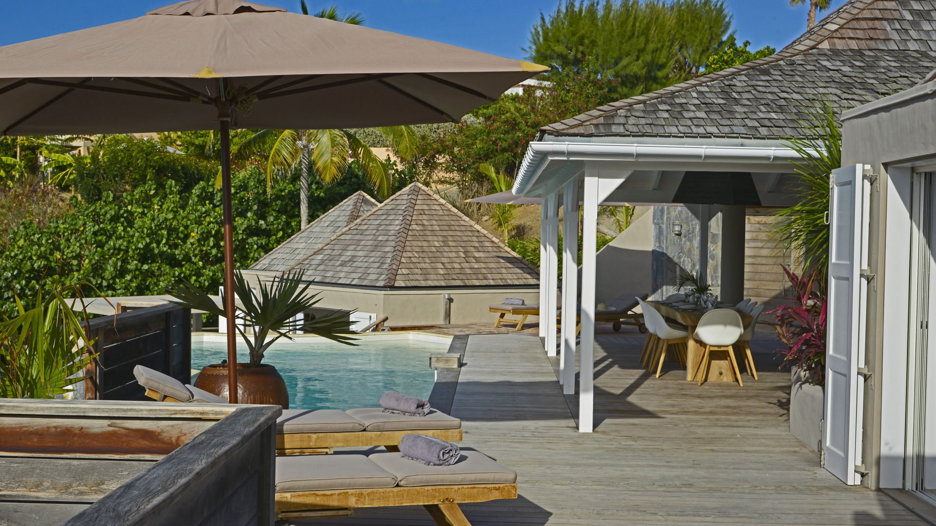 POOL & TERRACE