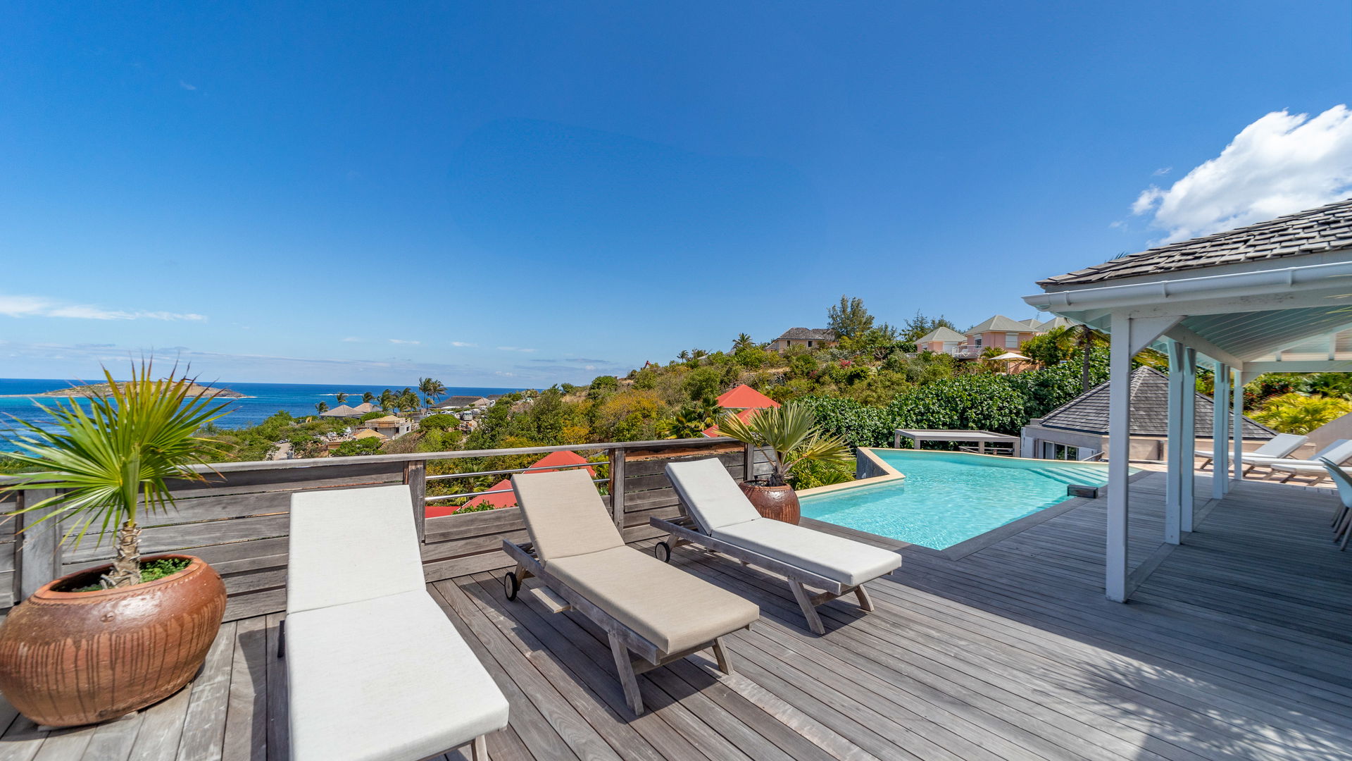 POOL & TERRACE