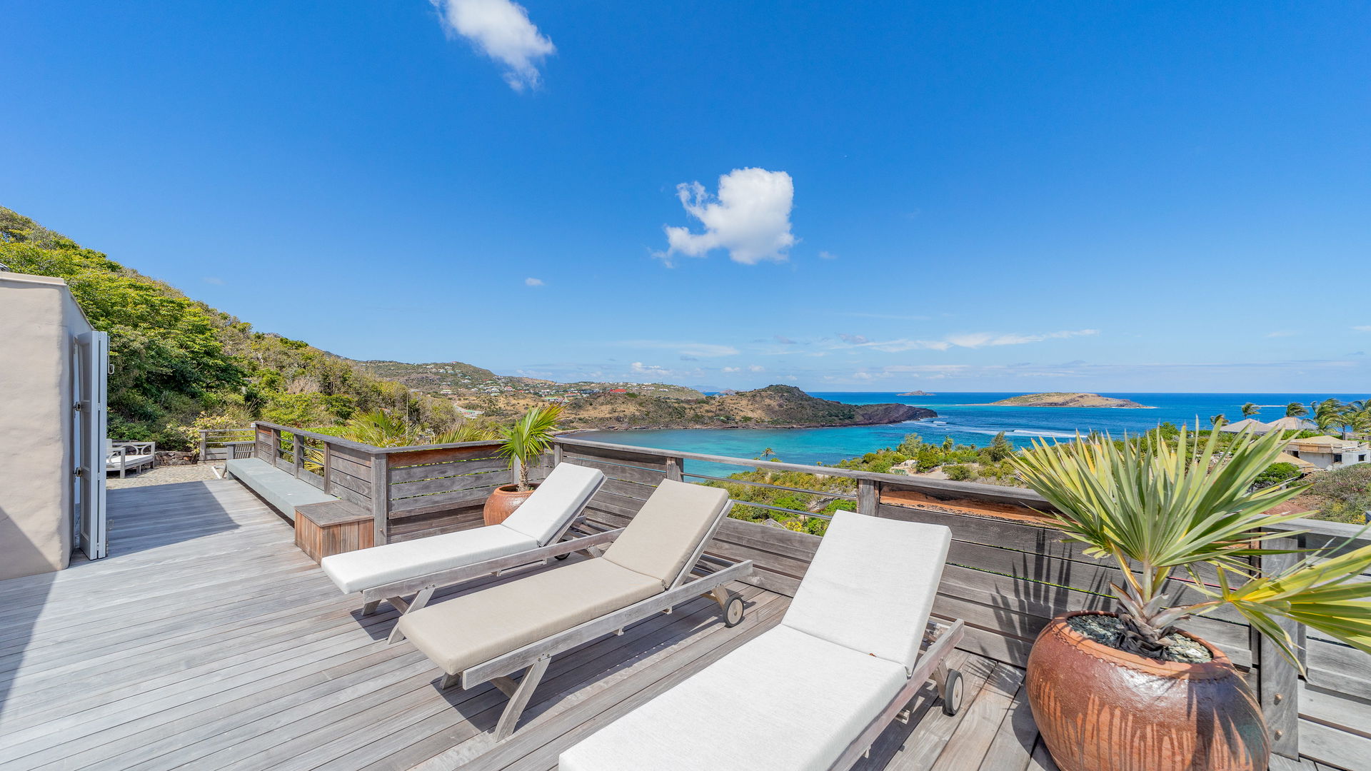 POOL & TERRACE
