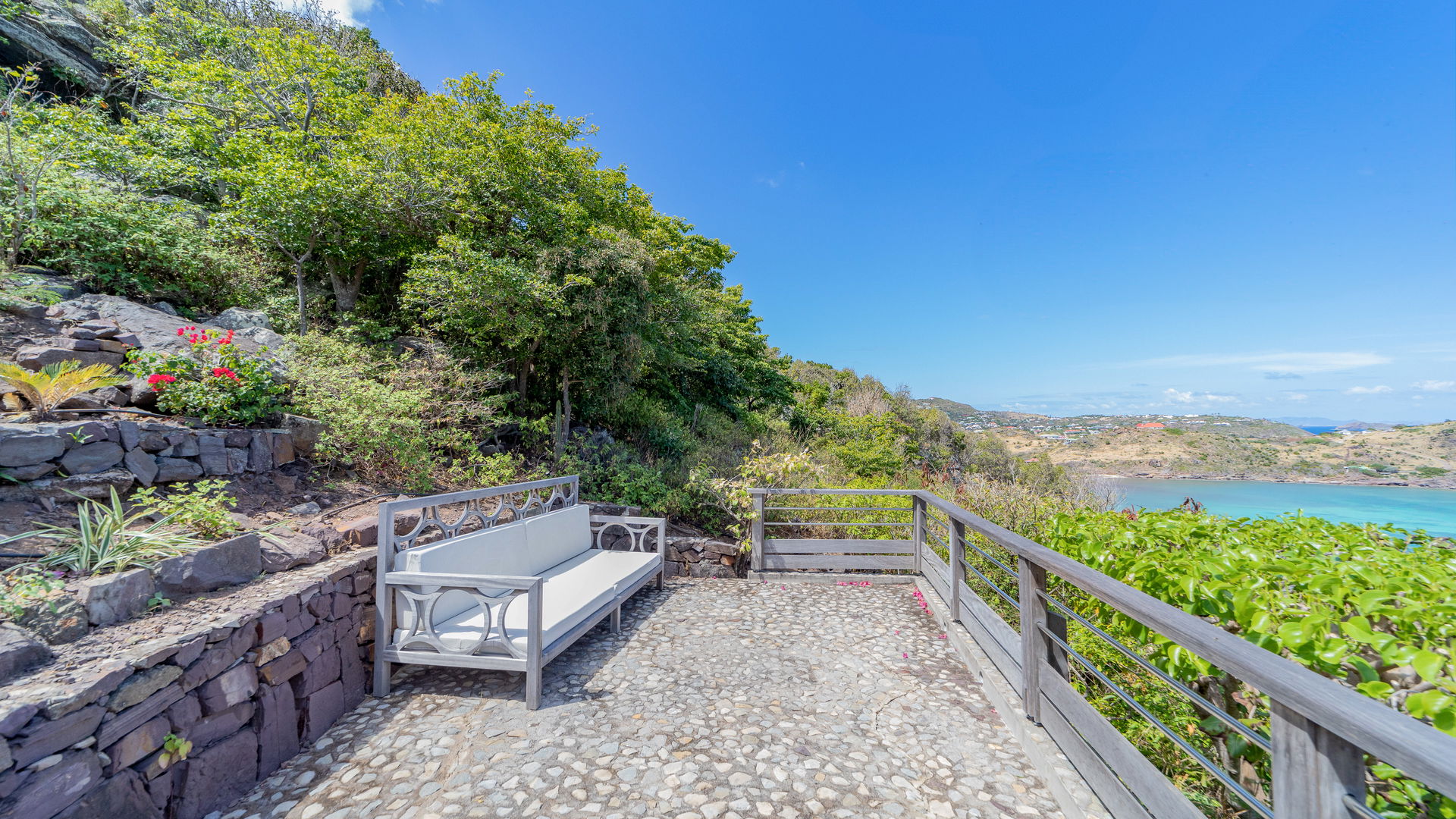 POOL & TERRACE