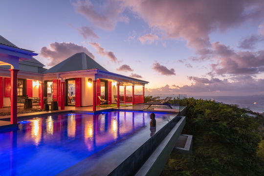 VILLA GENEVIEVE BY NIGHT 7