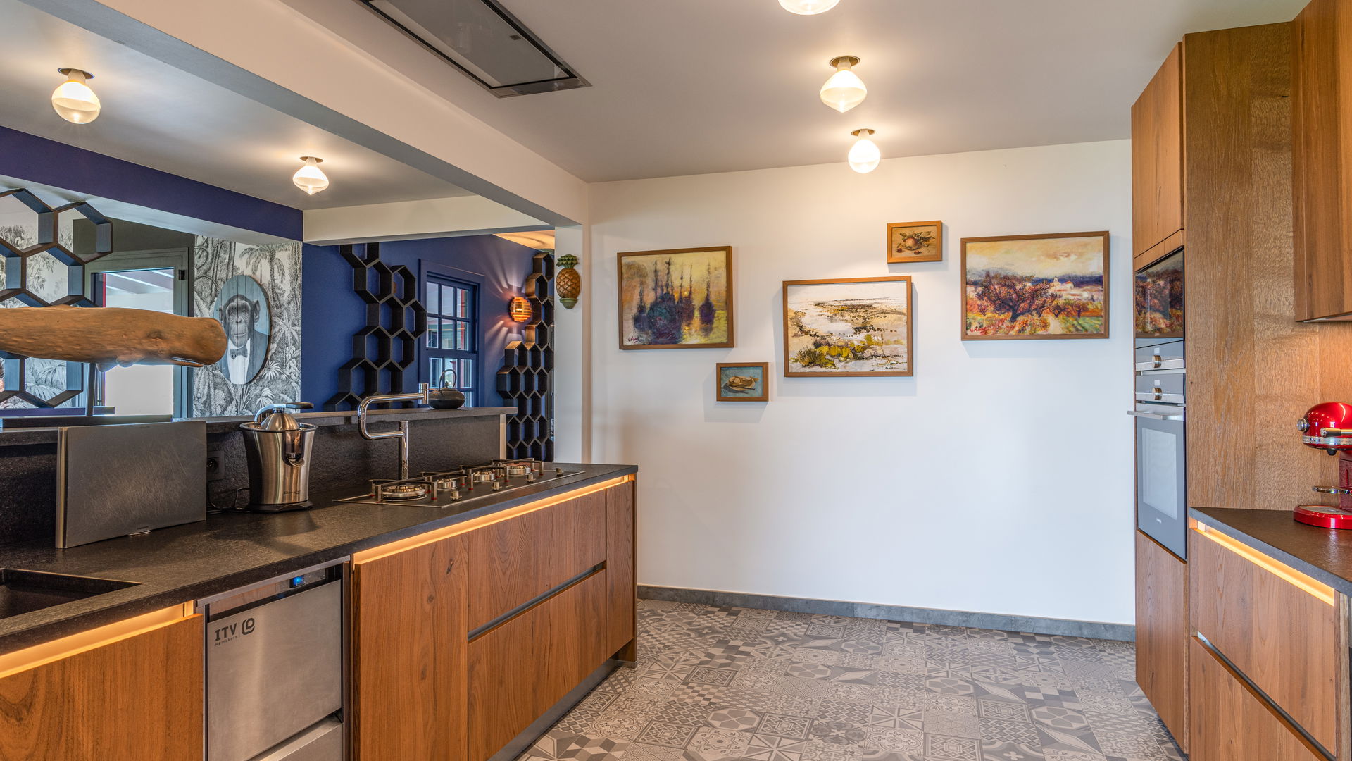 KITCHEN & DINING AREA