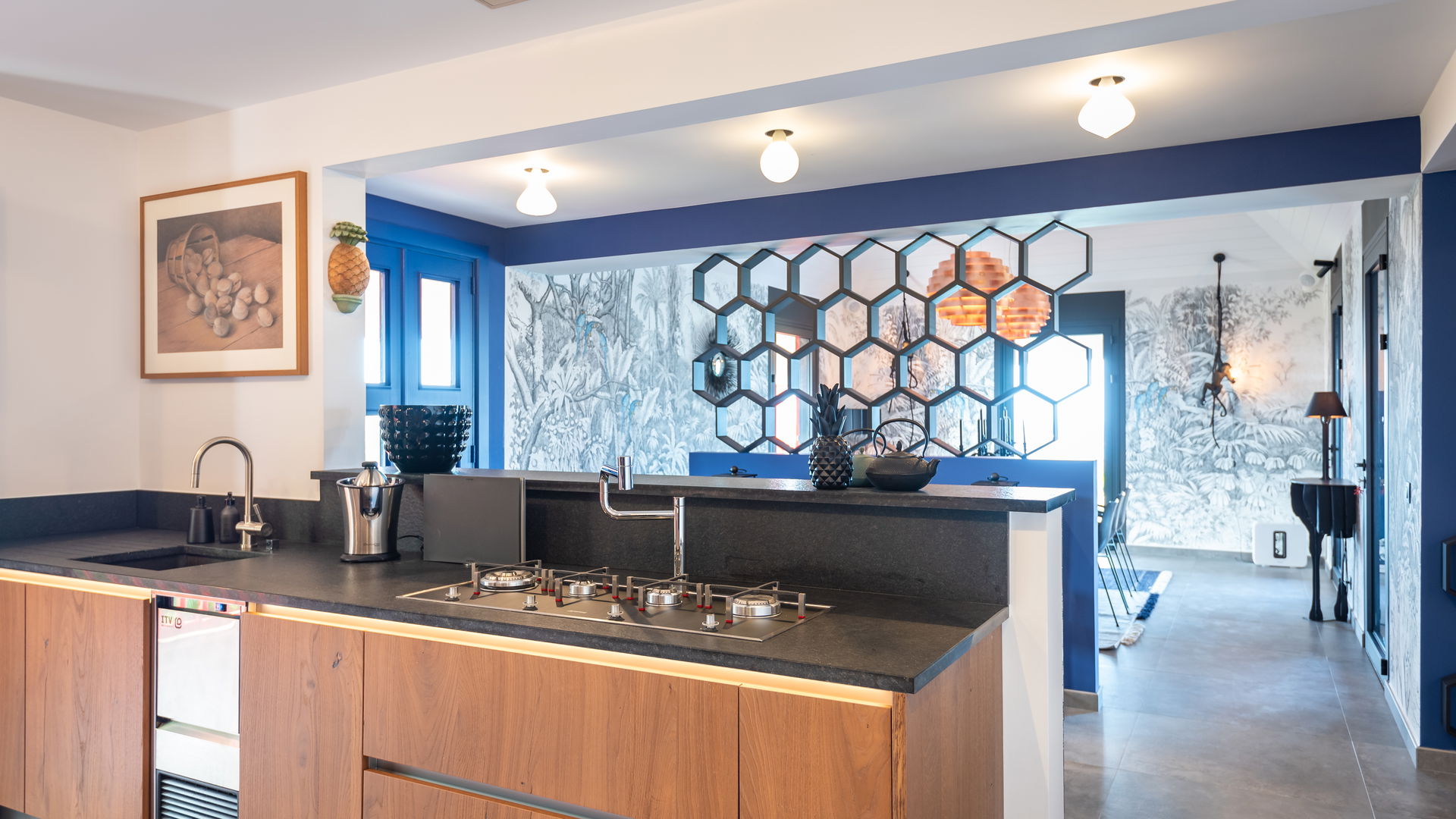 KITCHEN & DINING AREA