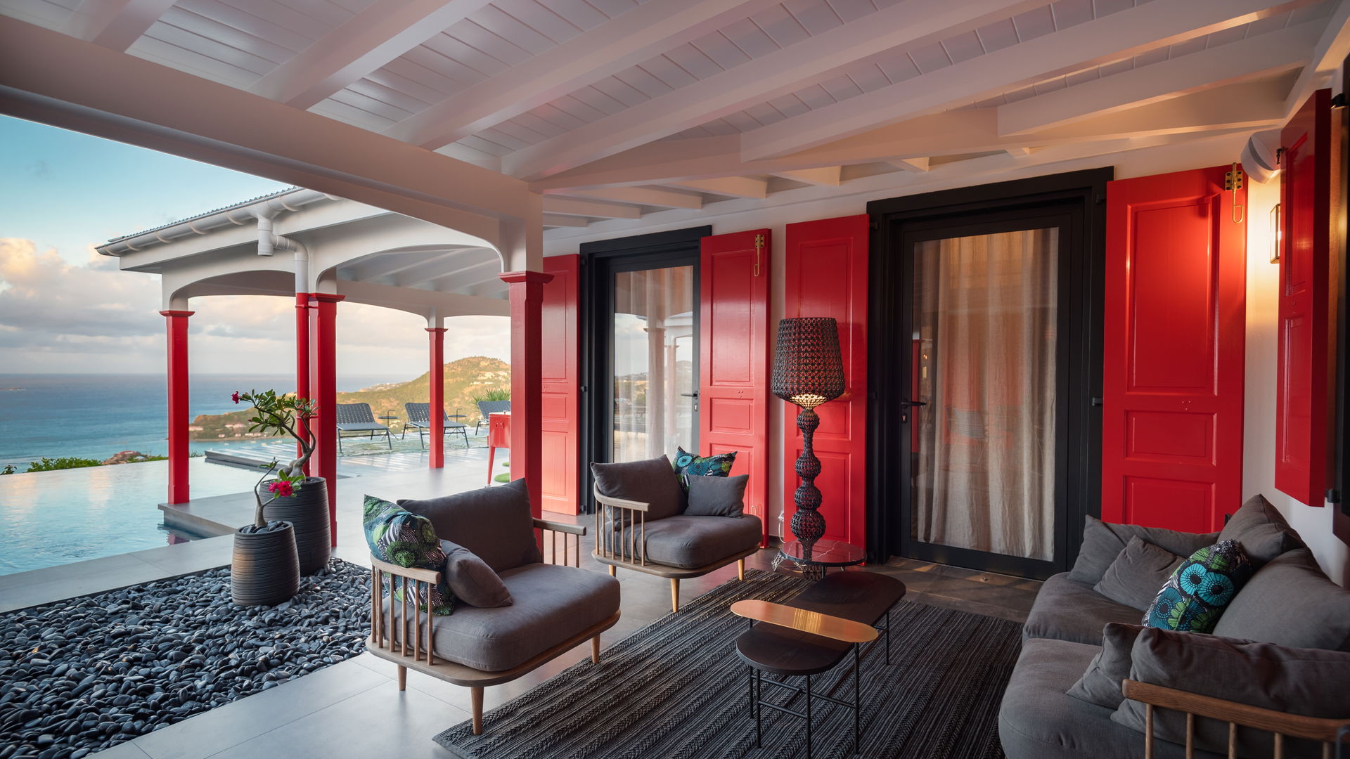 OUTDOOR LOUNGE AREA