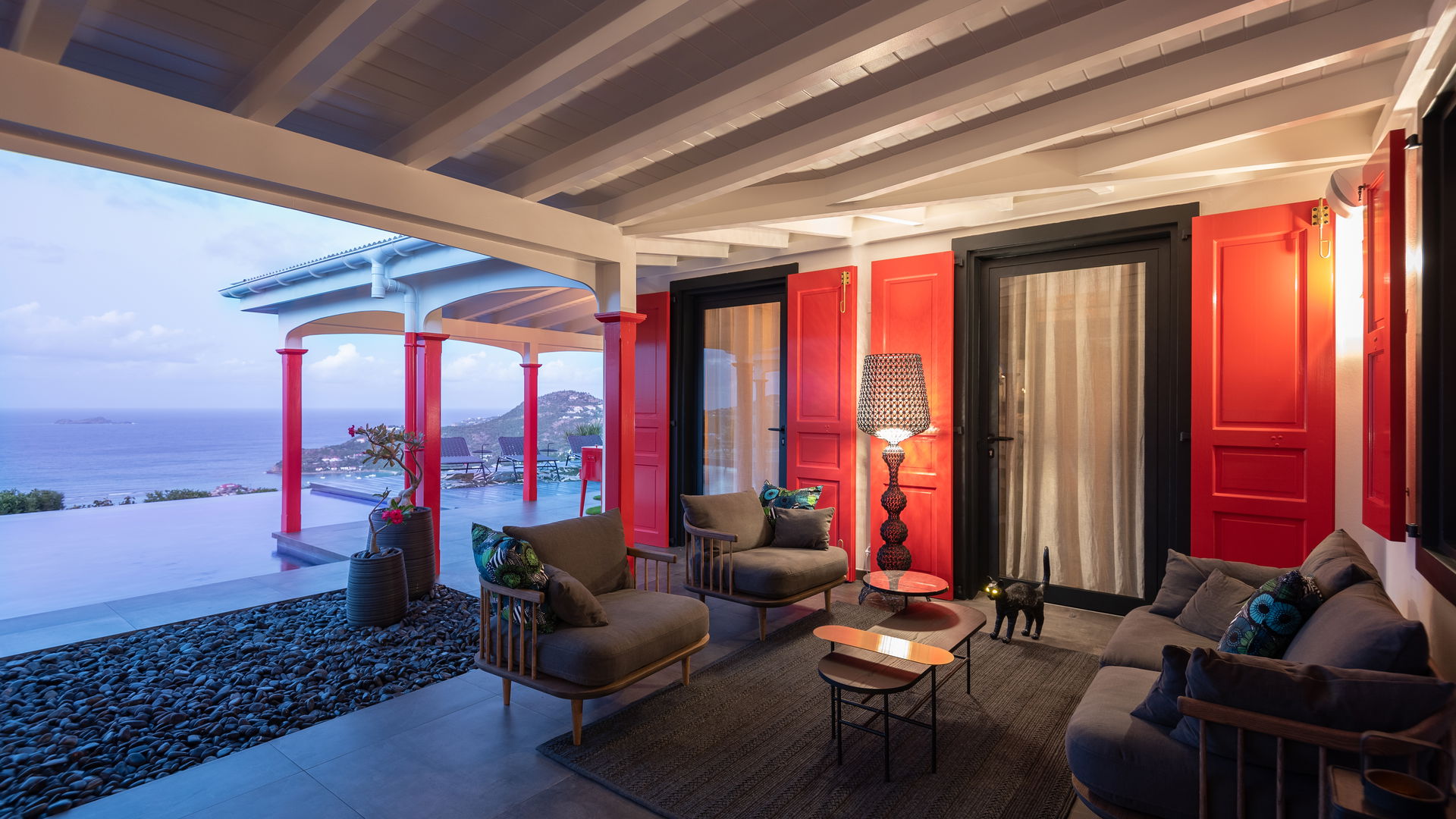 OUTDOOR LOUNGE AREA