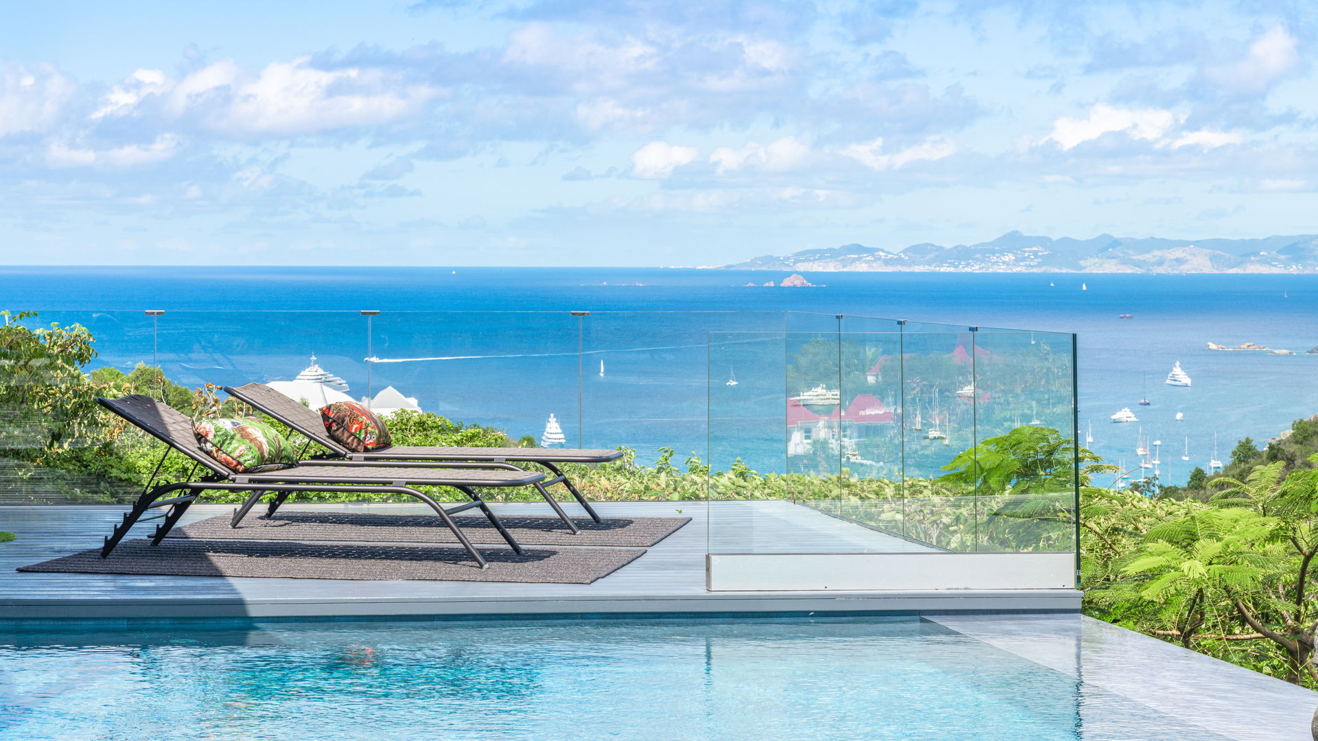 POOL & TERRACE
