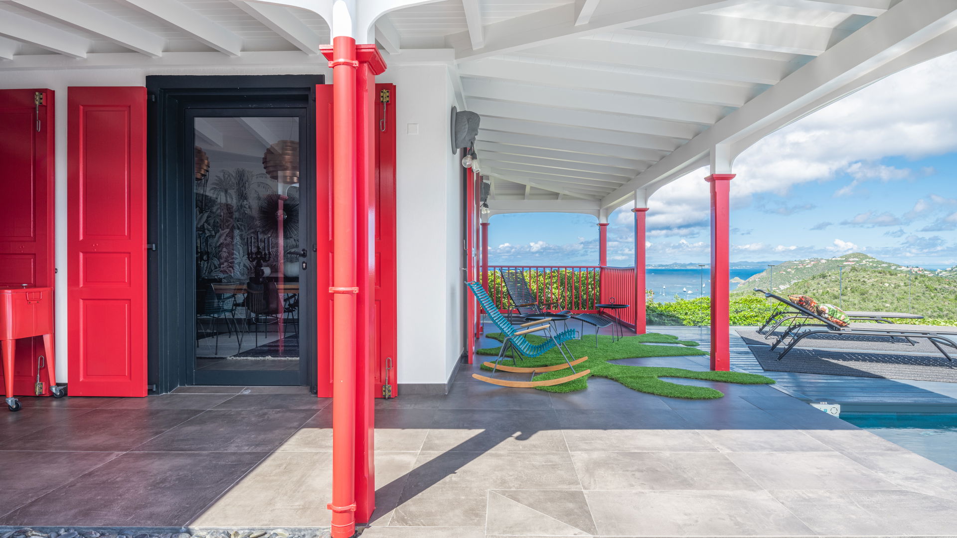 POOL & TERRACE