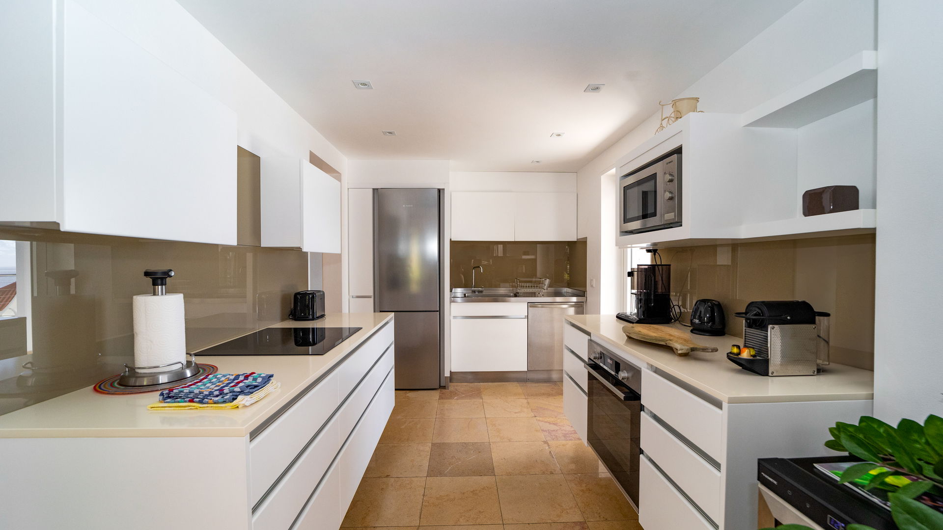 KITCHEN & OUTDOOR DINING AREAS